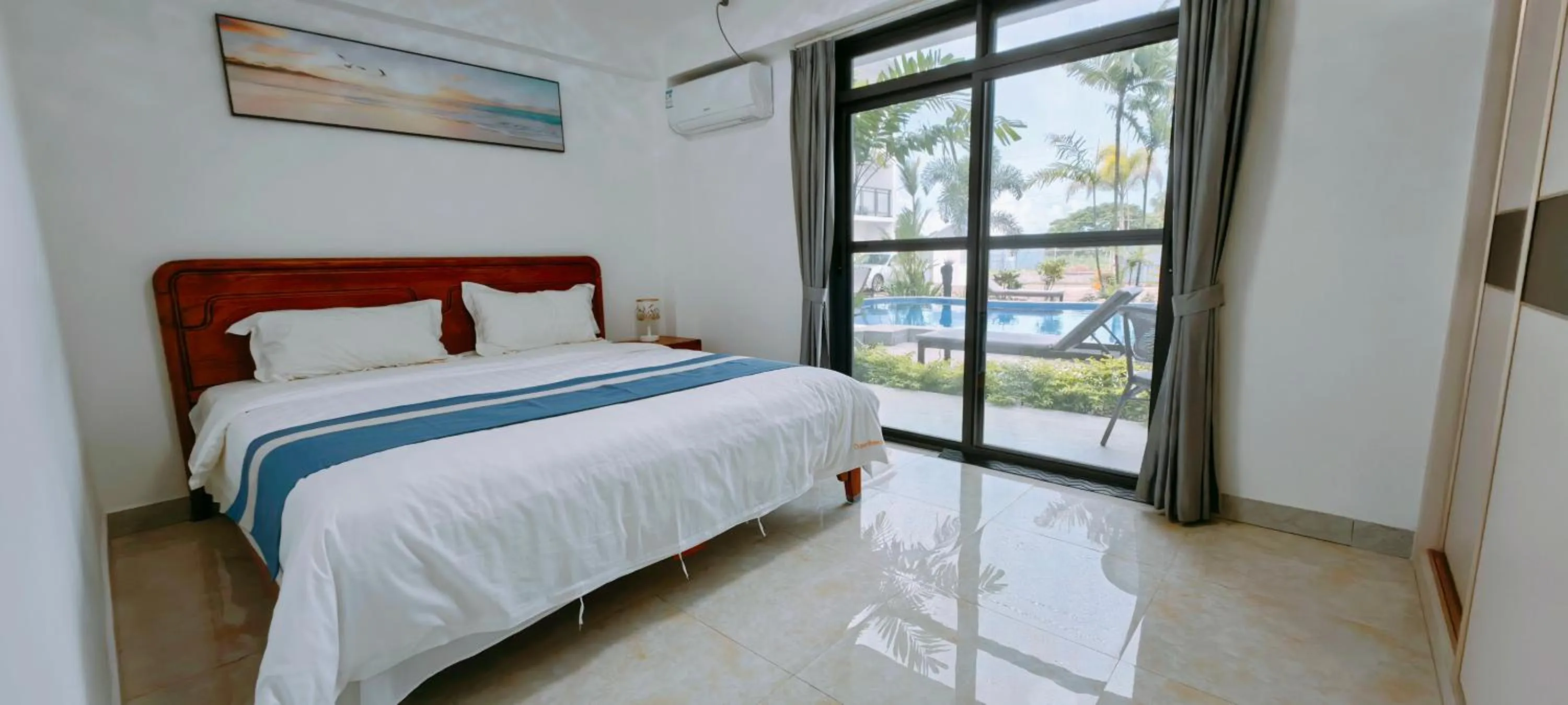 Bed in Ocean Breeze Apartment Hotel