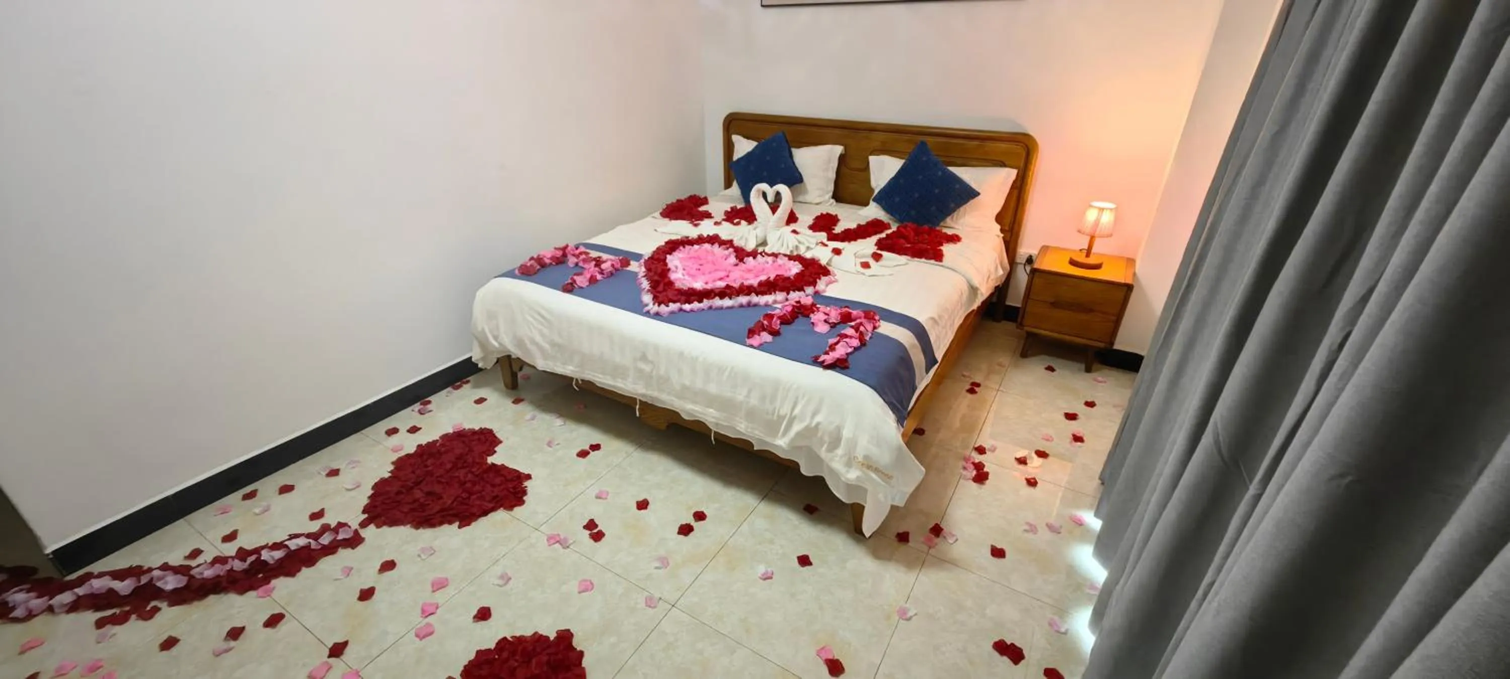 Decorative detail, Bed in Ocean Breeze Apartment Hotel