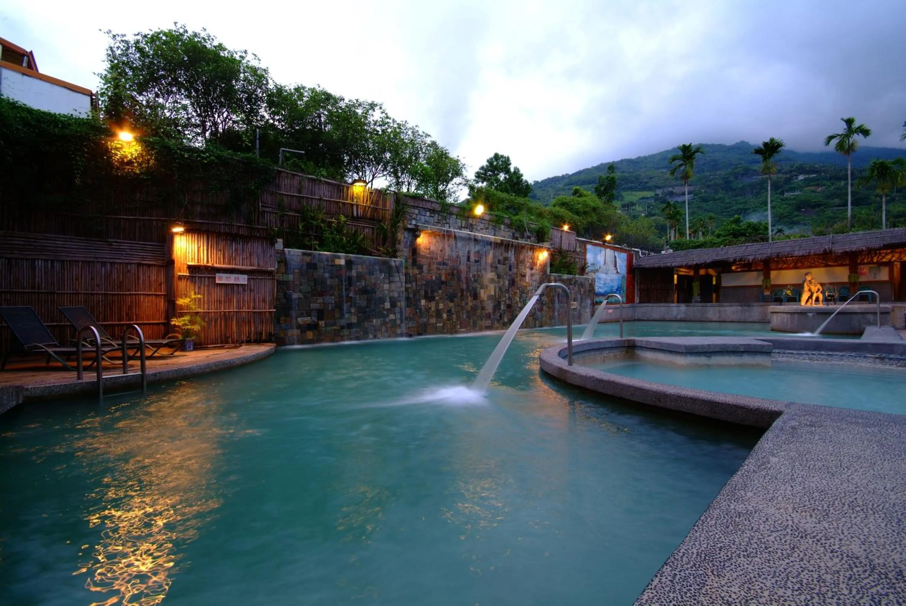 Swimming pool in Yawan Hotel