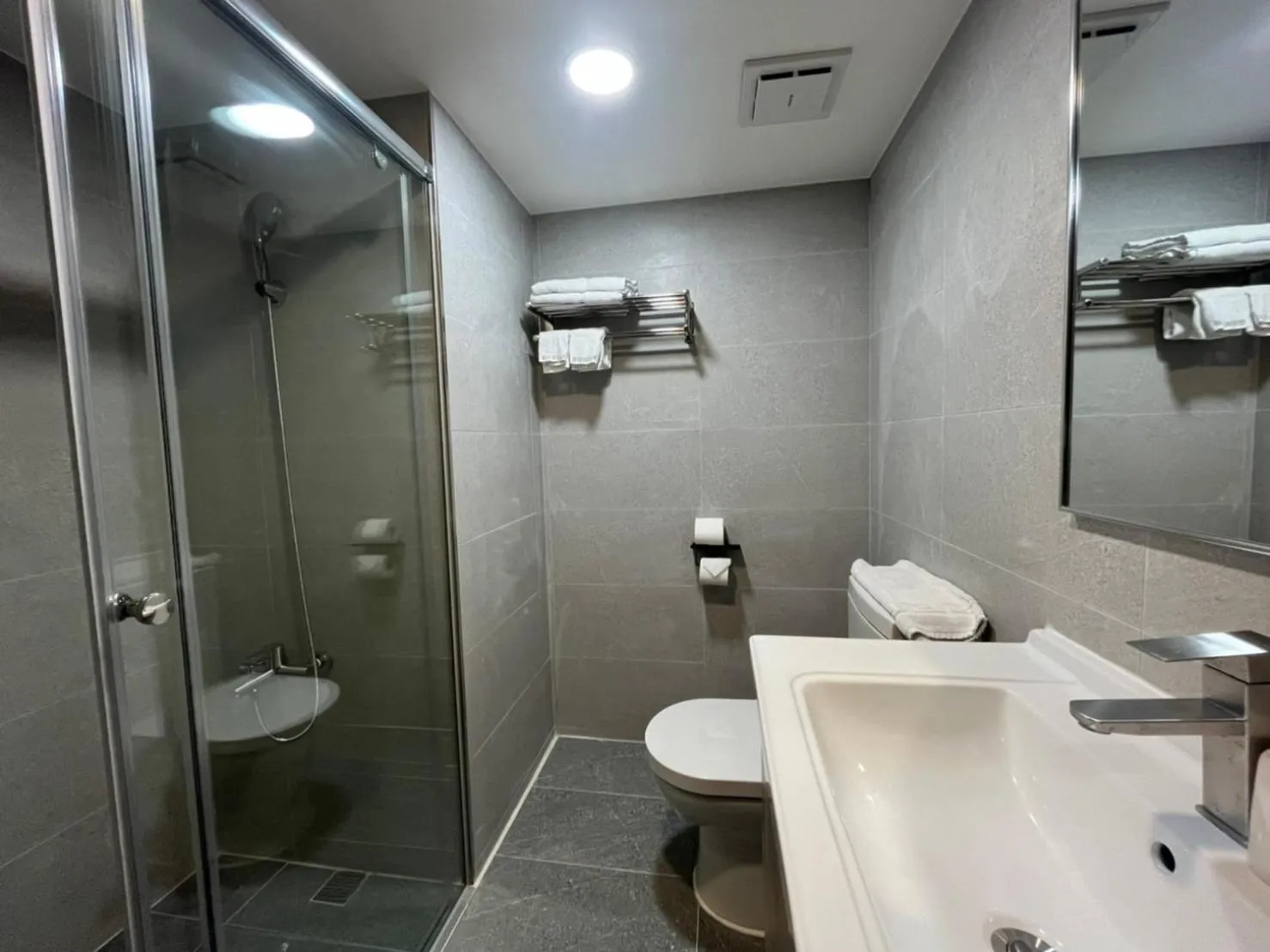 Shower in Yawan Hotel