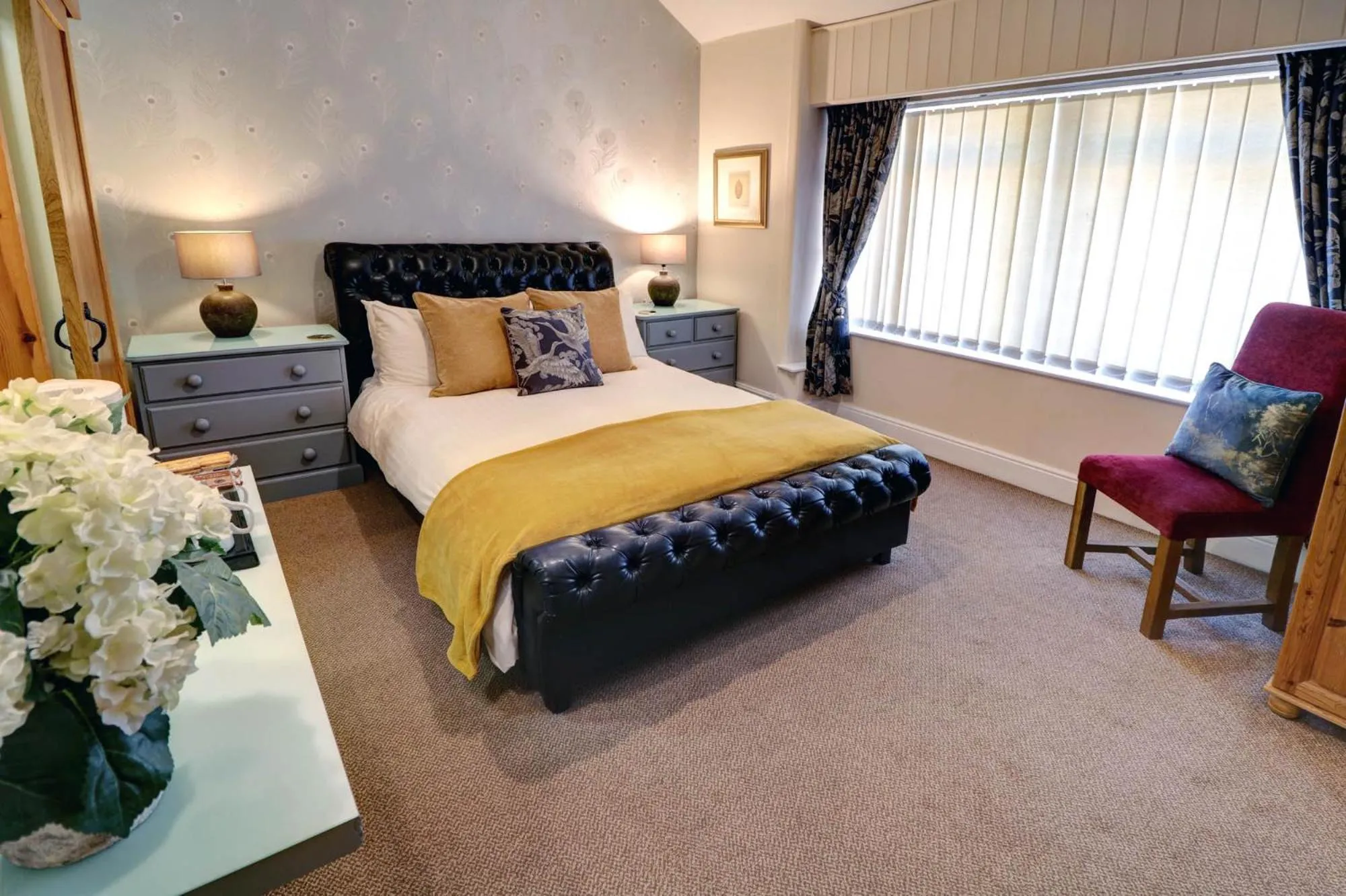 Bedroom, Bed in Ye Olde Cheshire Cheese Inn