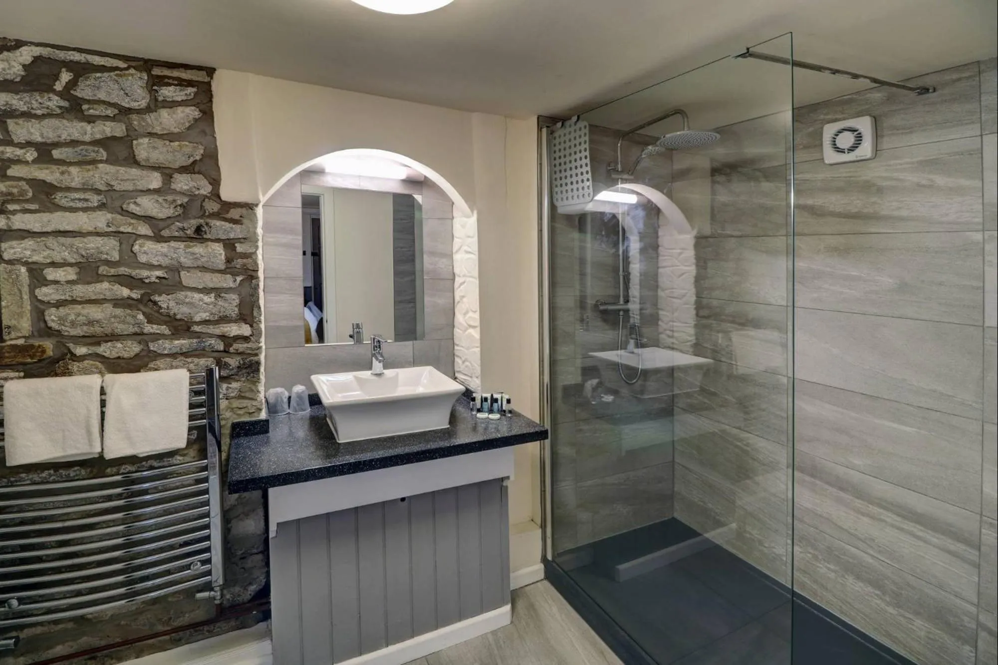 Shower in Ye Olde Cheshire Cheese Inn