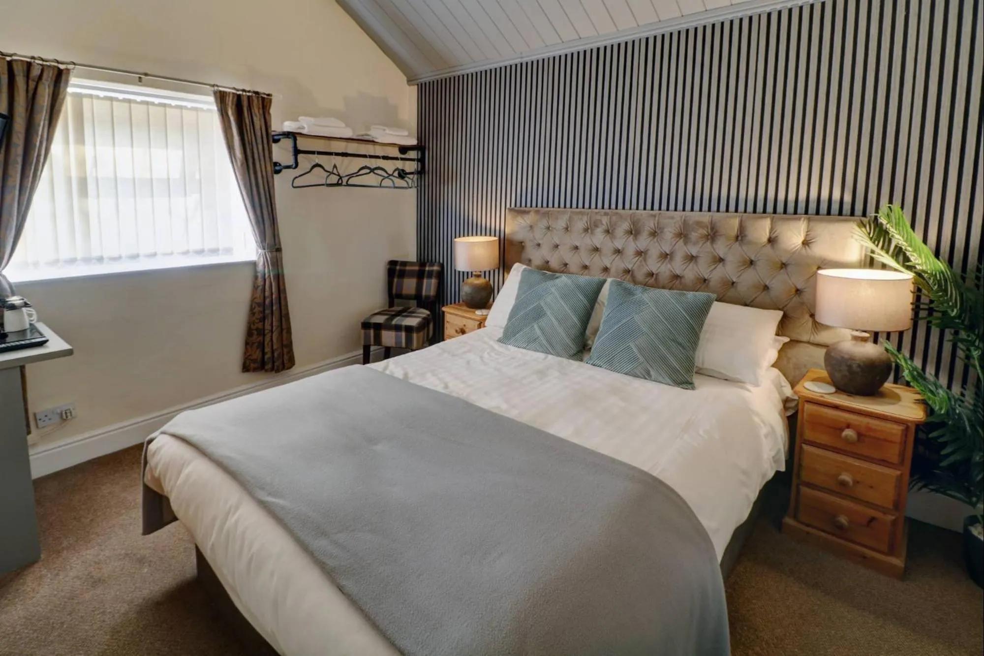 Bedroom, Bed in Ye Olde Cheshire Cheese Inn