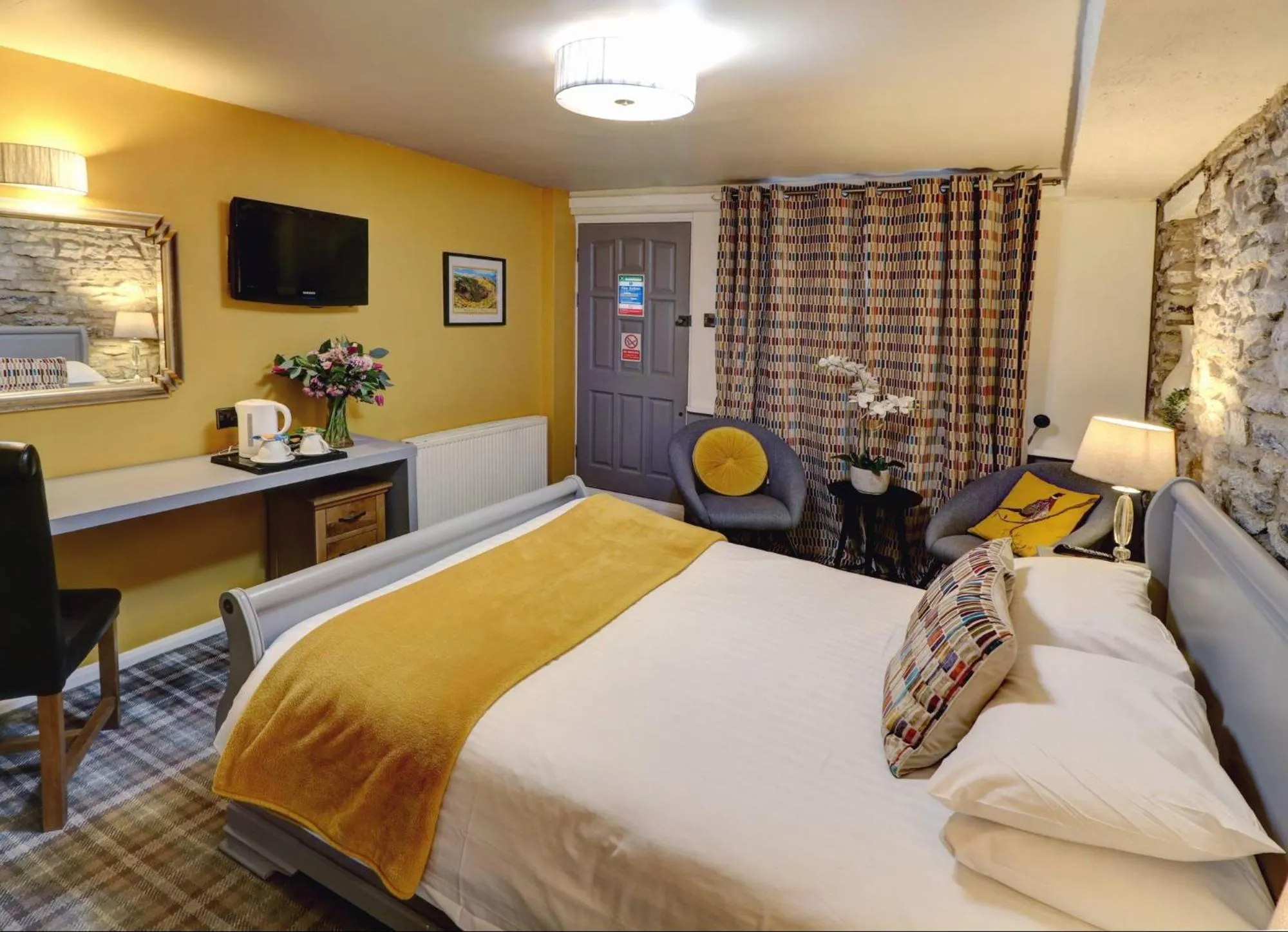 Bedroom, Bed in Ye Olde Cheshire Cheese Inn