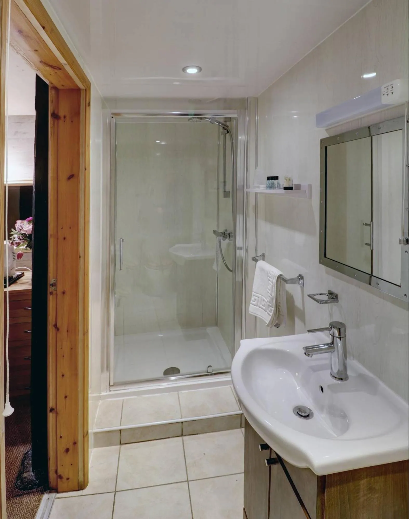 Shower in Ye Olde Cheshire Cheese Inn