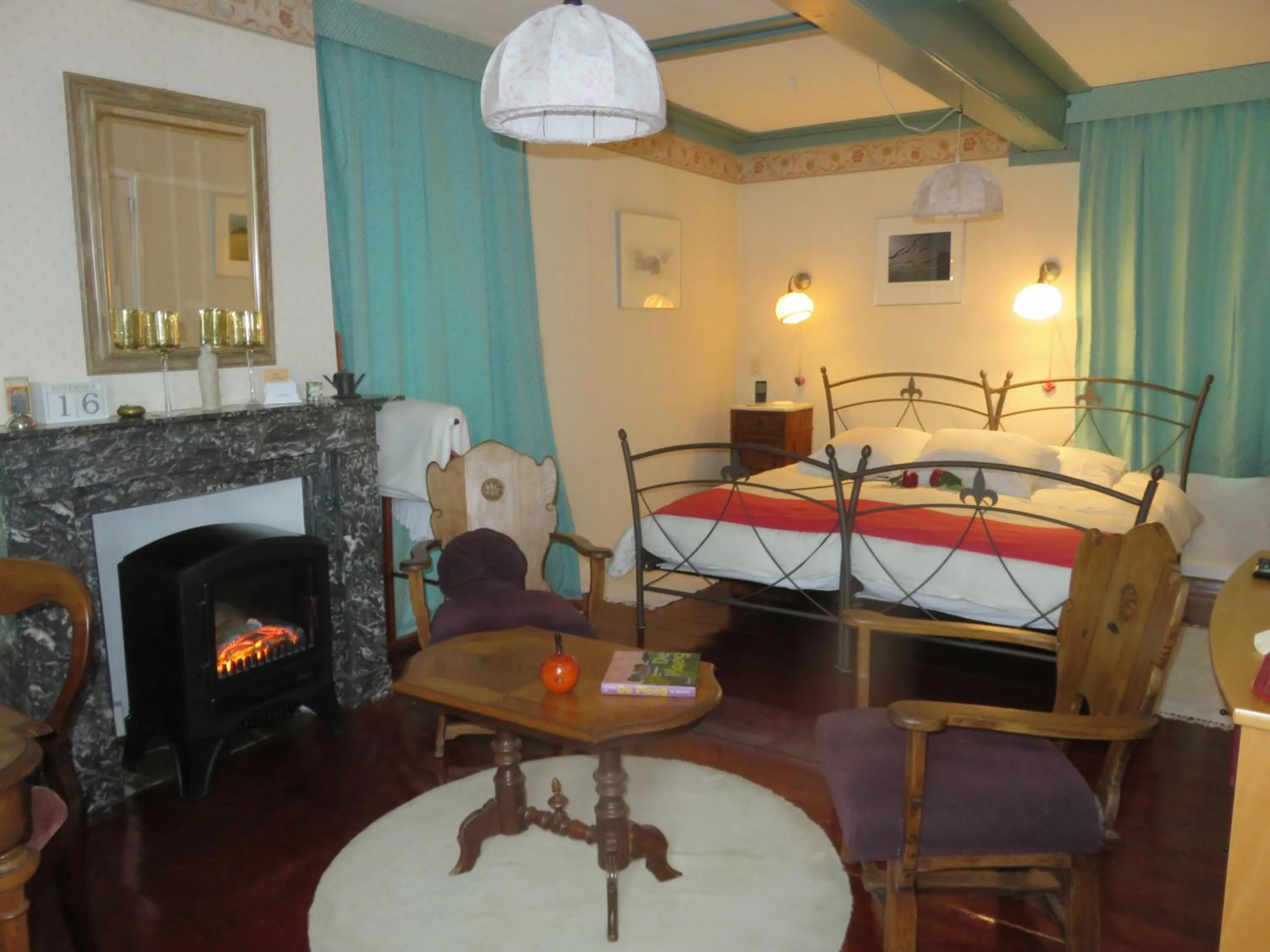 Photo of the whole room in Finisterre