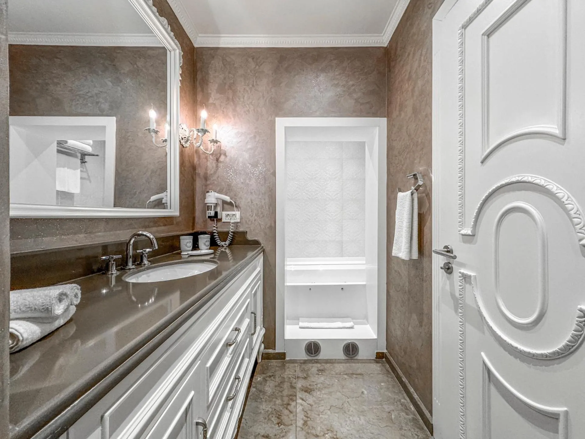 Ena Boutique Hotel & Residences