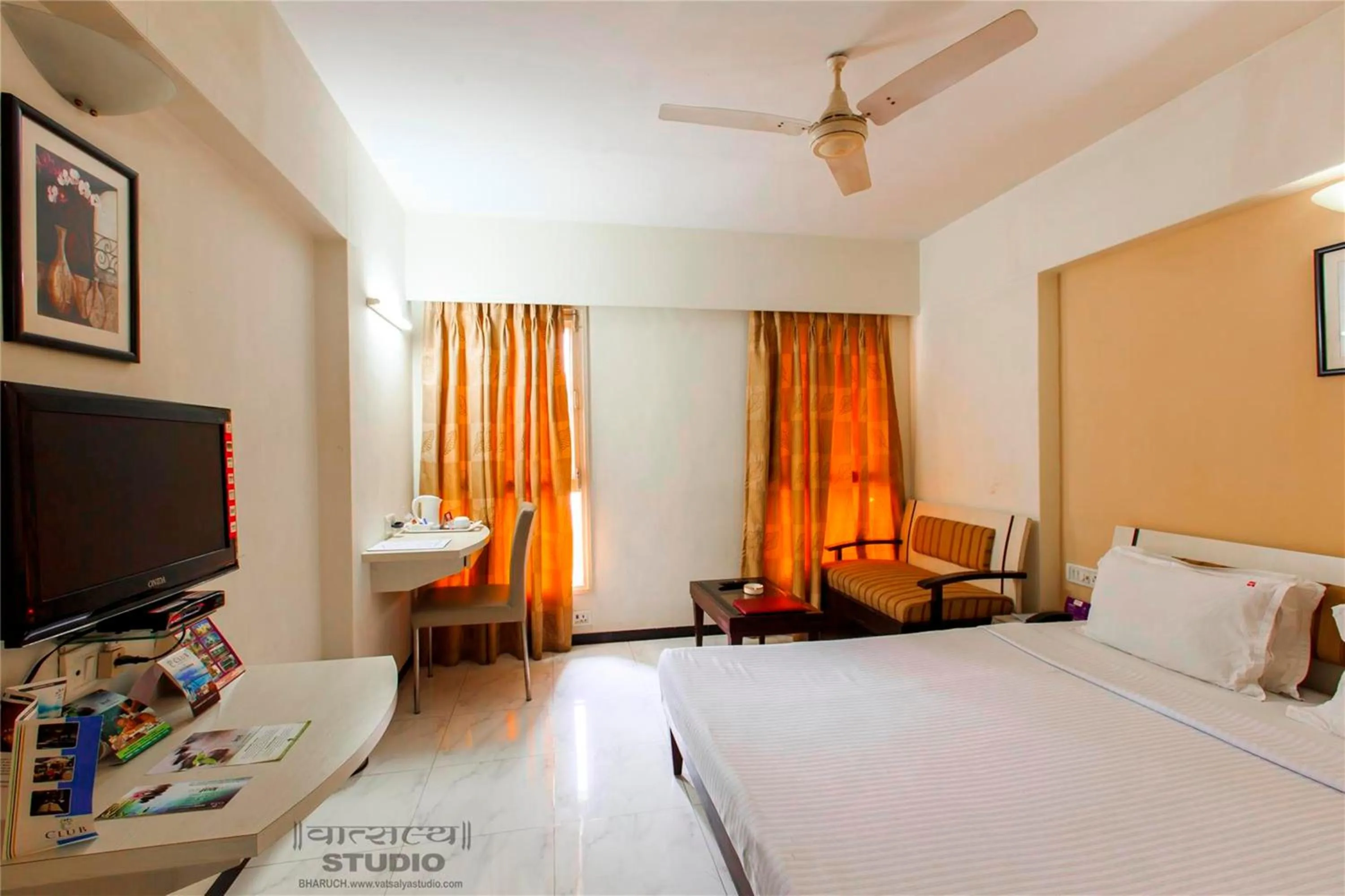 Bedroom, Bed in VITS Shalimar, Ankleshwar