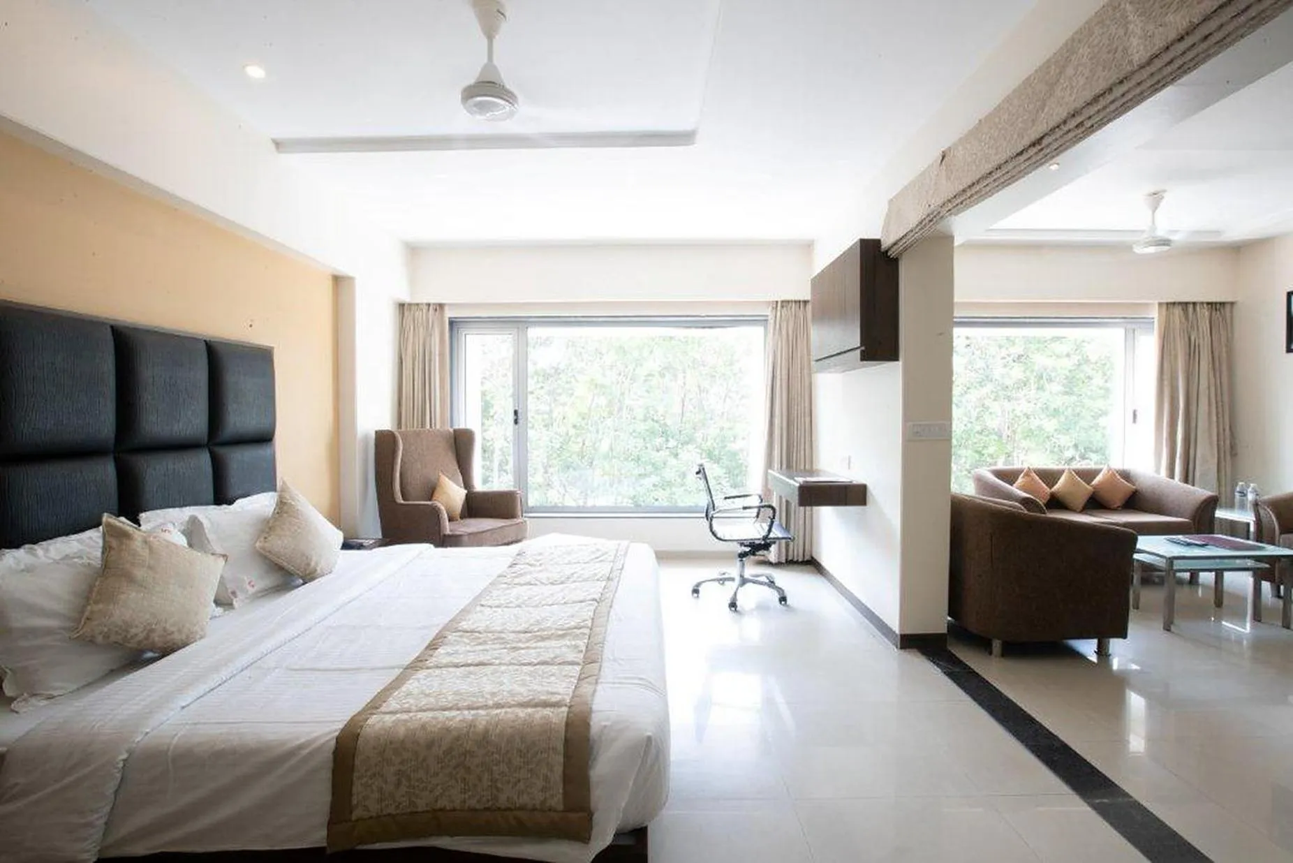 Photo of the whole room, Bed in VITS Shalimar, Ankleshwar