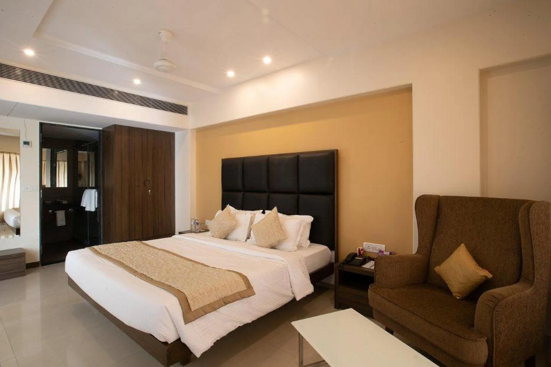 Photo of the whole room, Bed in VITS Shalimar, Ankleshwar