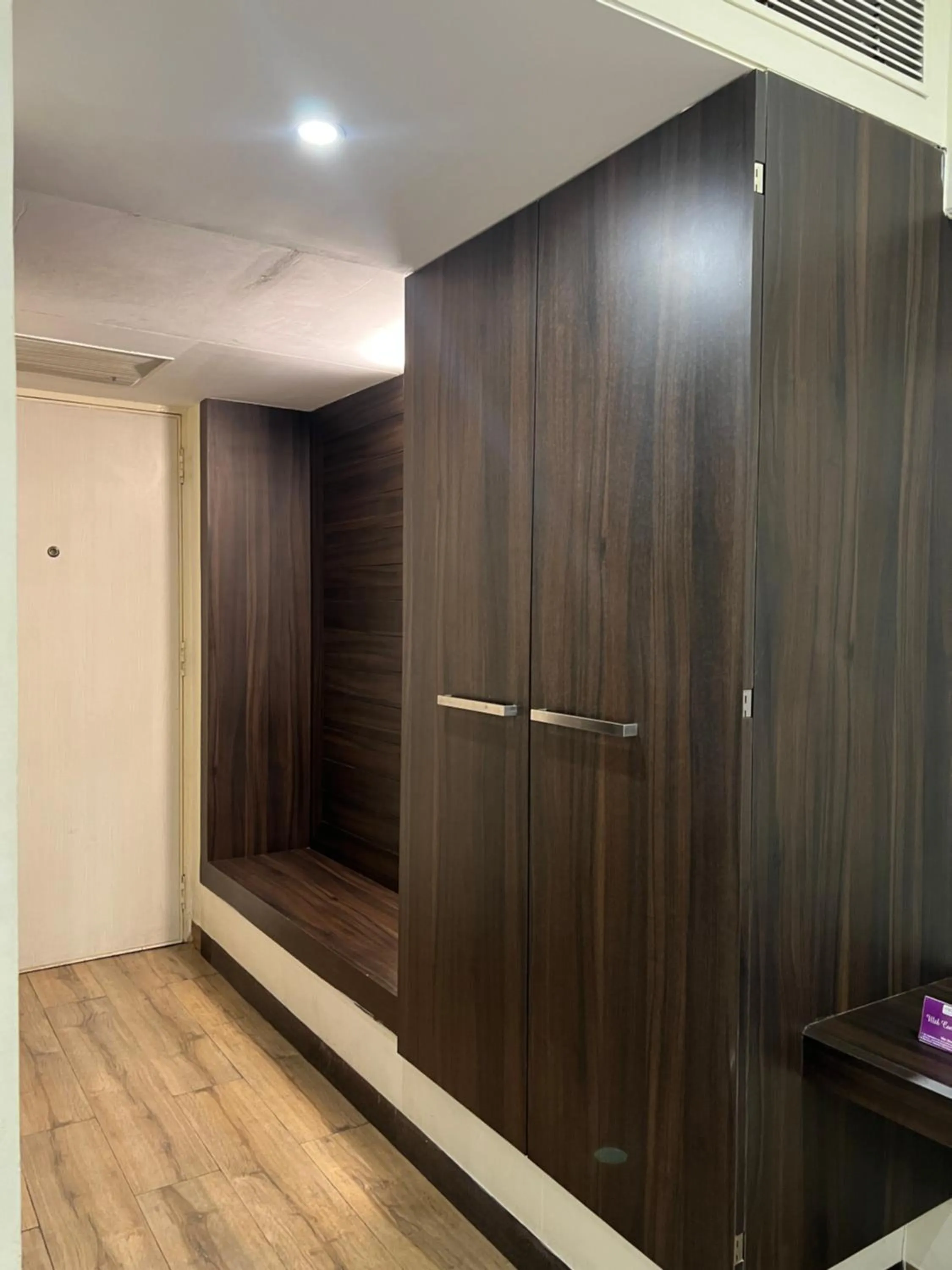wardrobe in VITS Shalimar, Ankleshwar