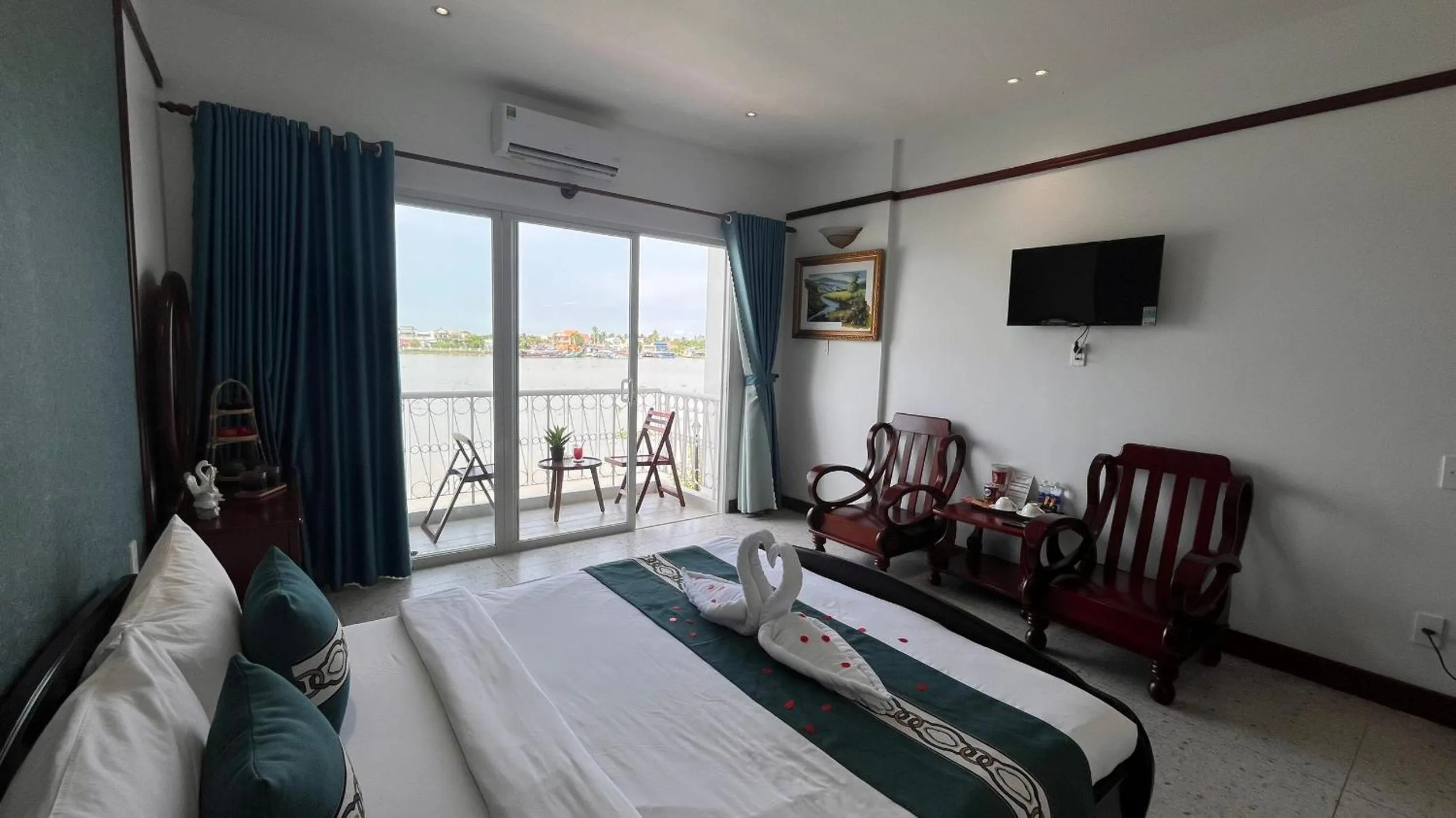 Bed in CHUONG DUONG HOTEL