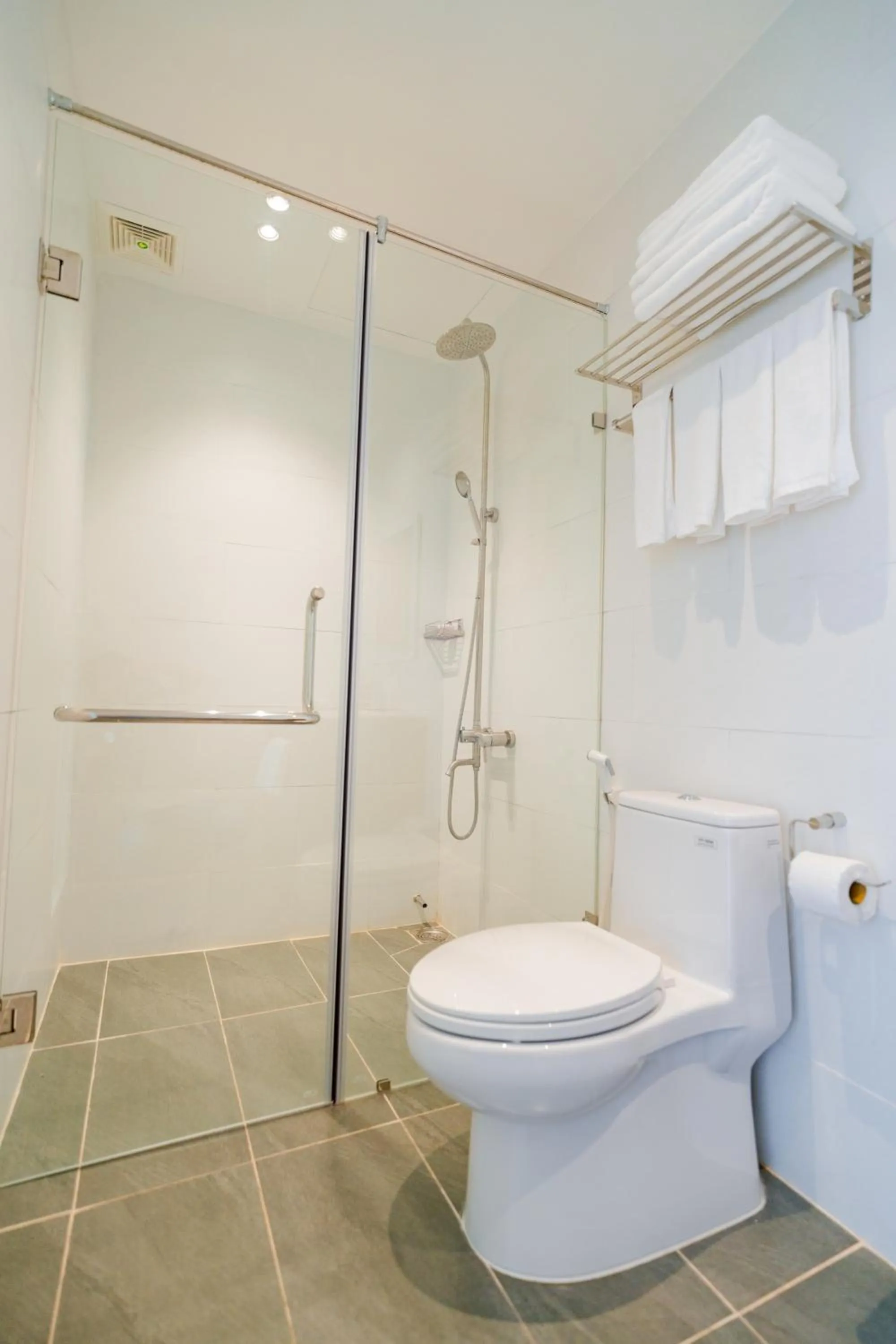 Shower in CHUONG DUONG HOTEL