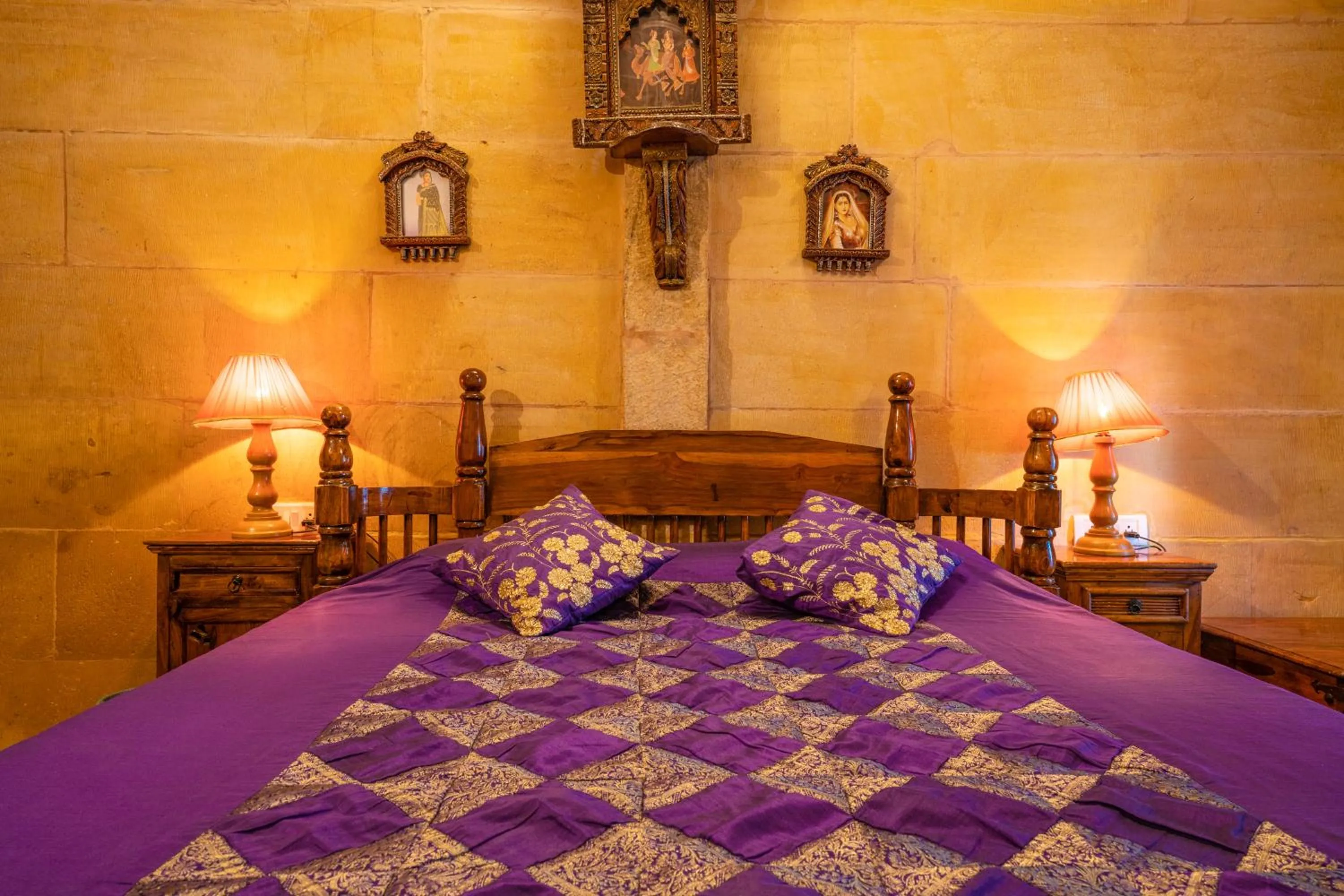 Bed in Hotel Garh Jaisal Haveli
