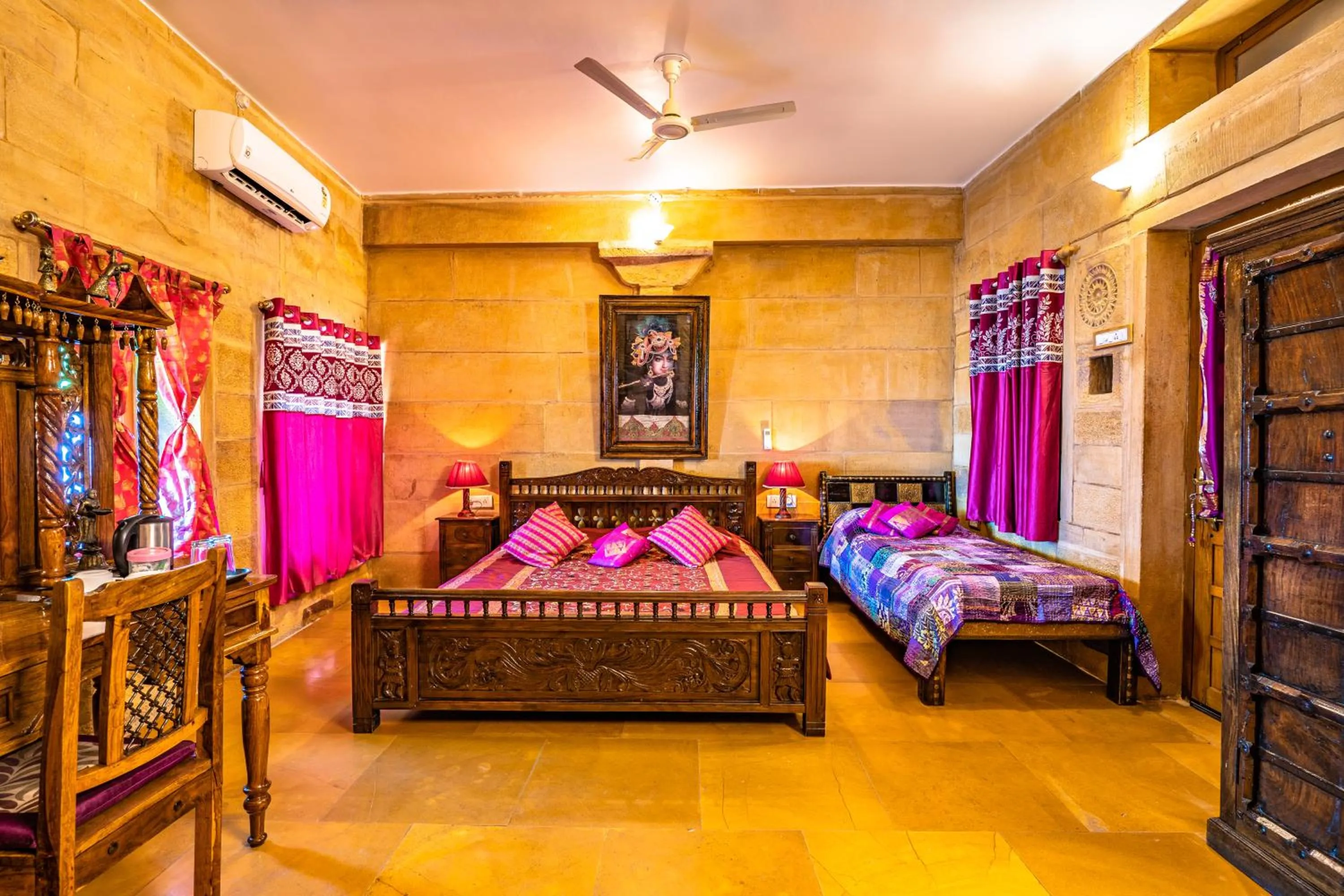 Bed in Hotel Garh Jaisal Haveli