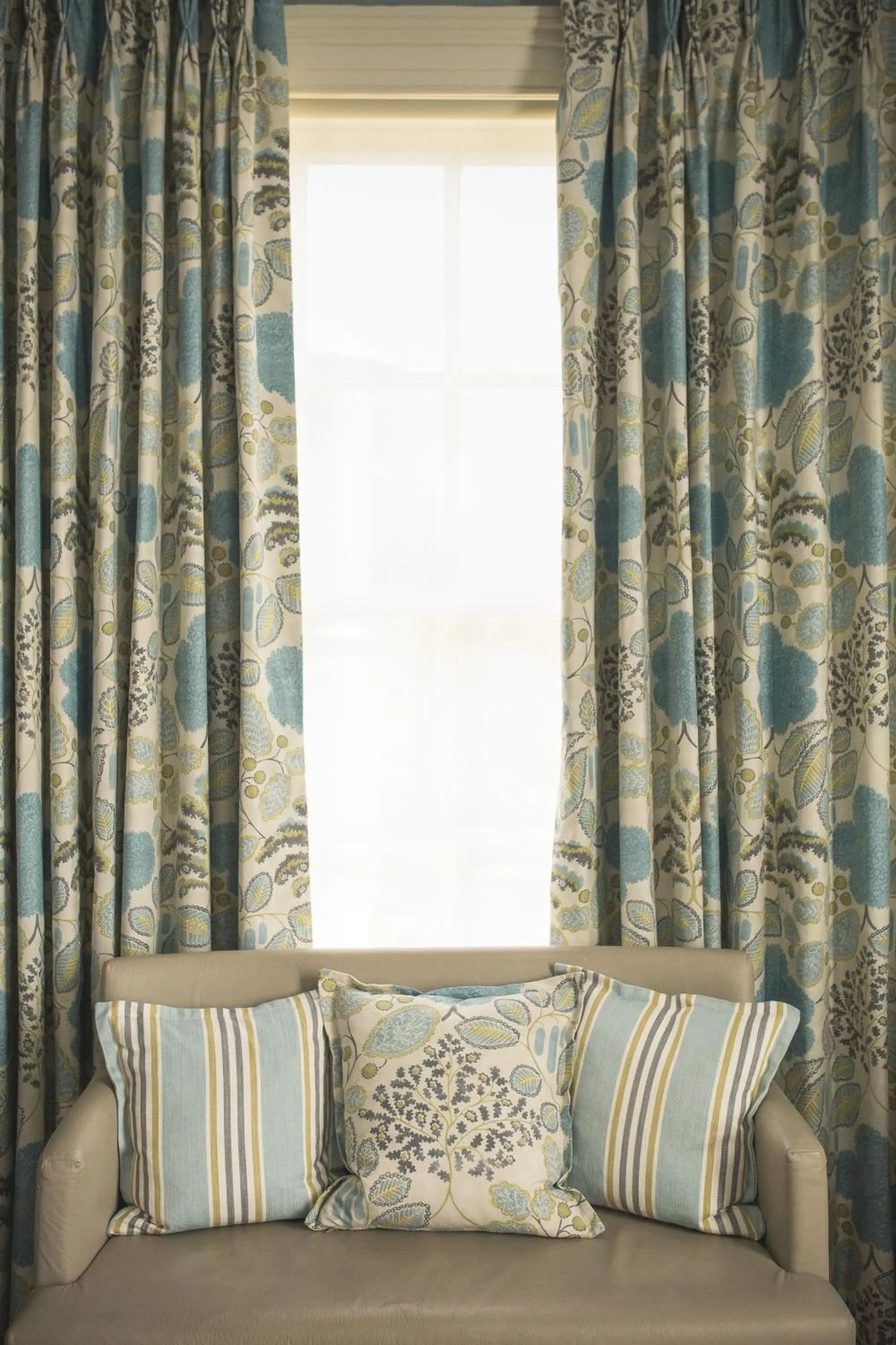 Seating area, Bed in George Hotel, BW Signature Collection