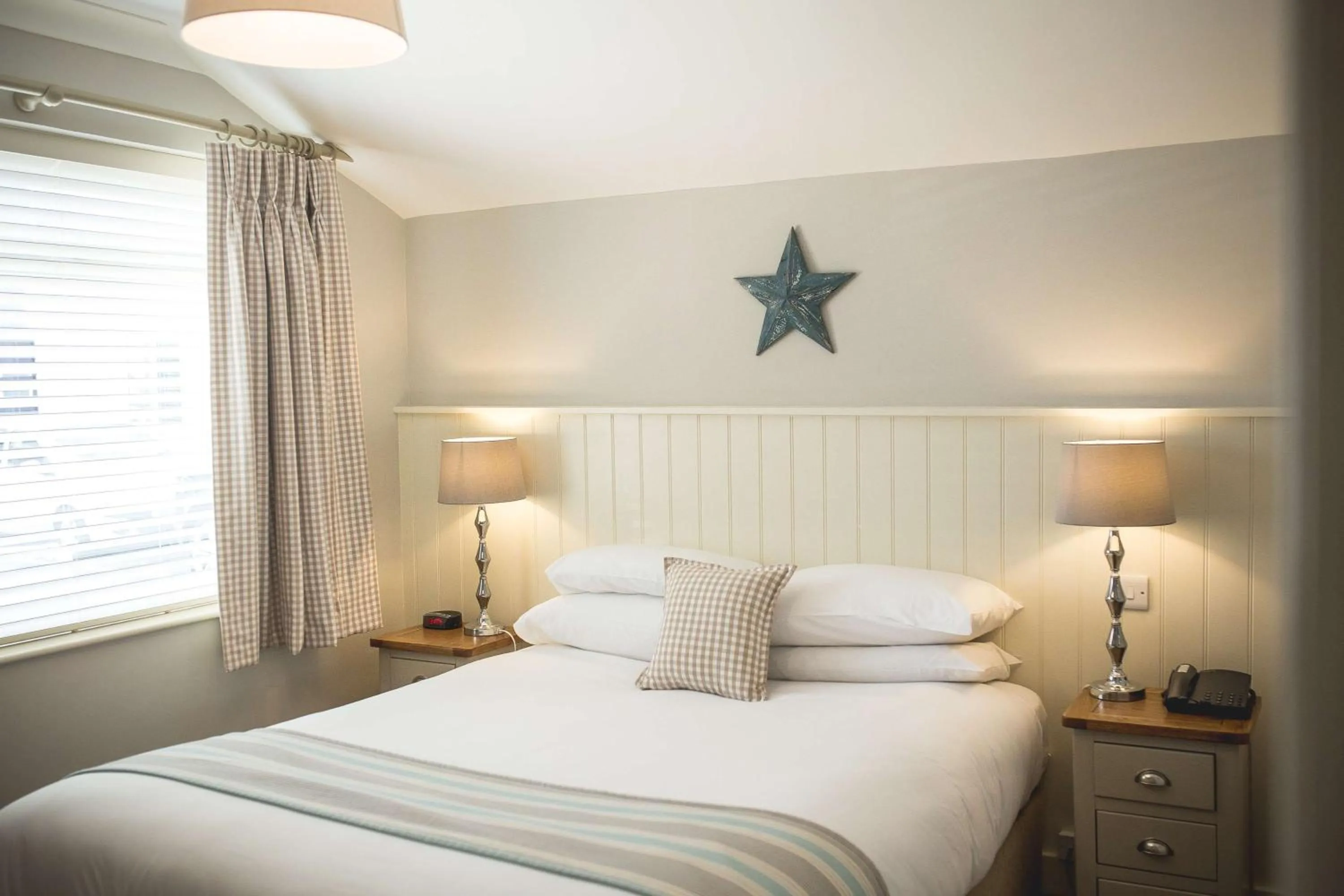 Photo of the whole room, Bed in George Hotel, BW Signature Collection