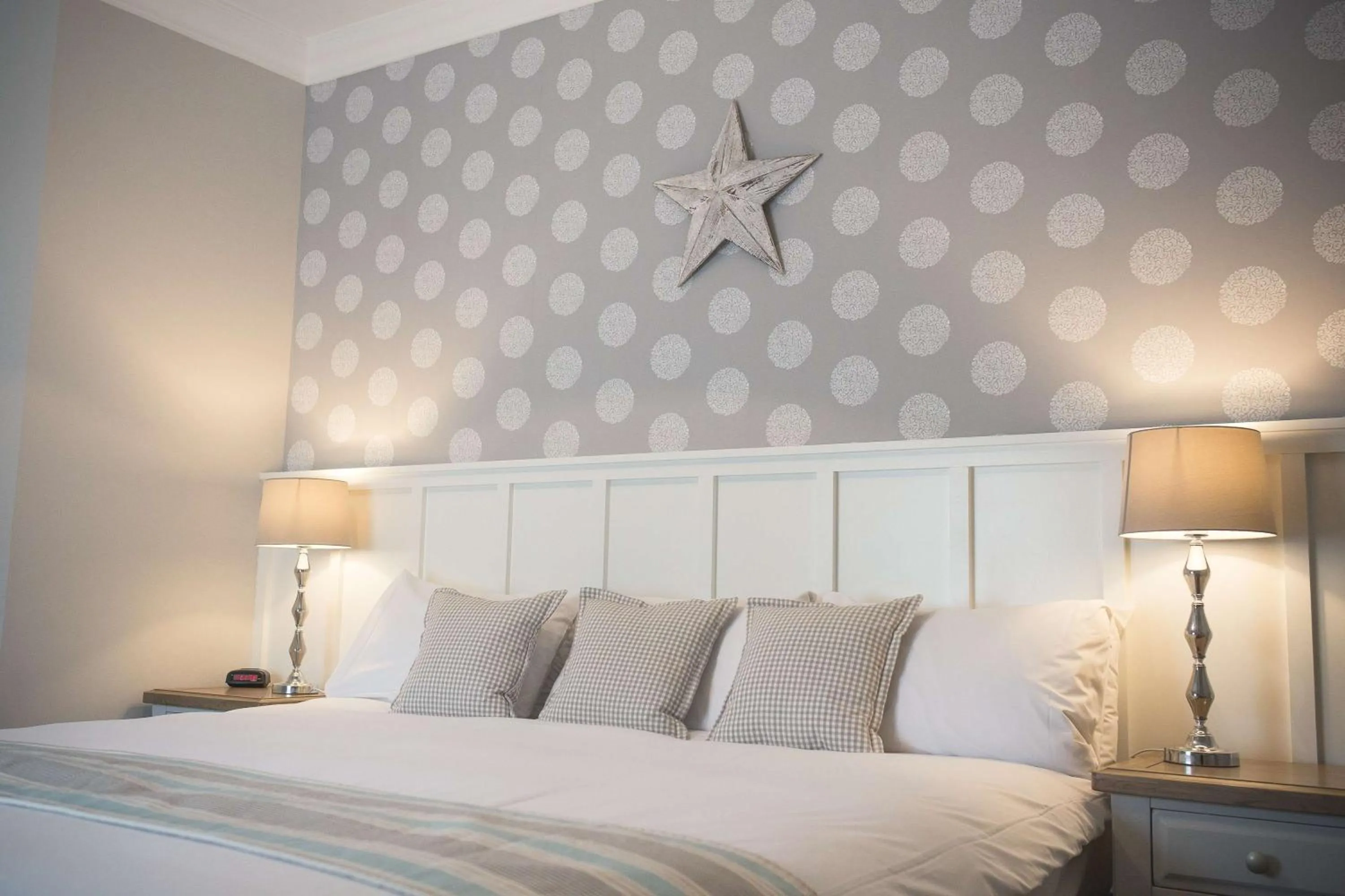 Photo of the whole room, Bed in George Hotel, BW Signature Collection