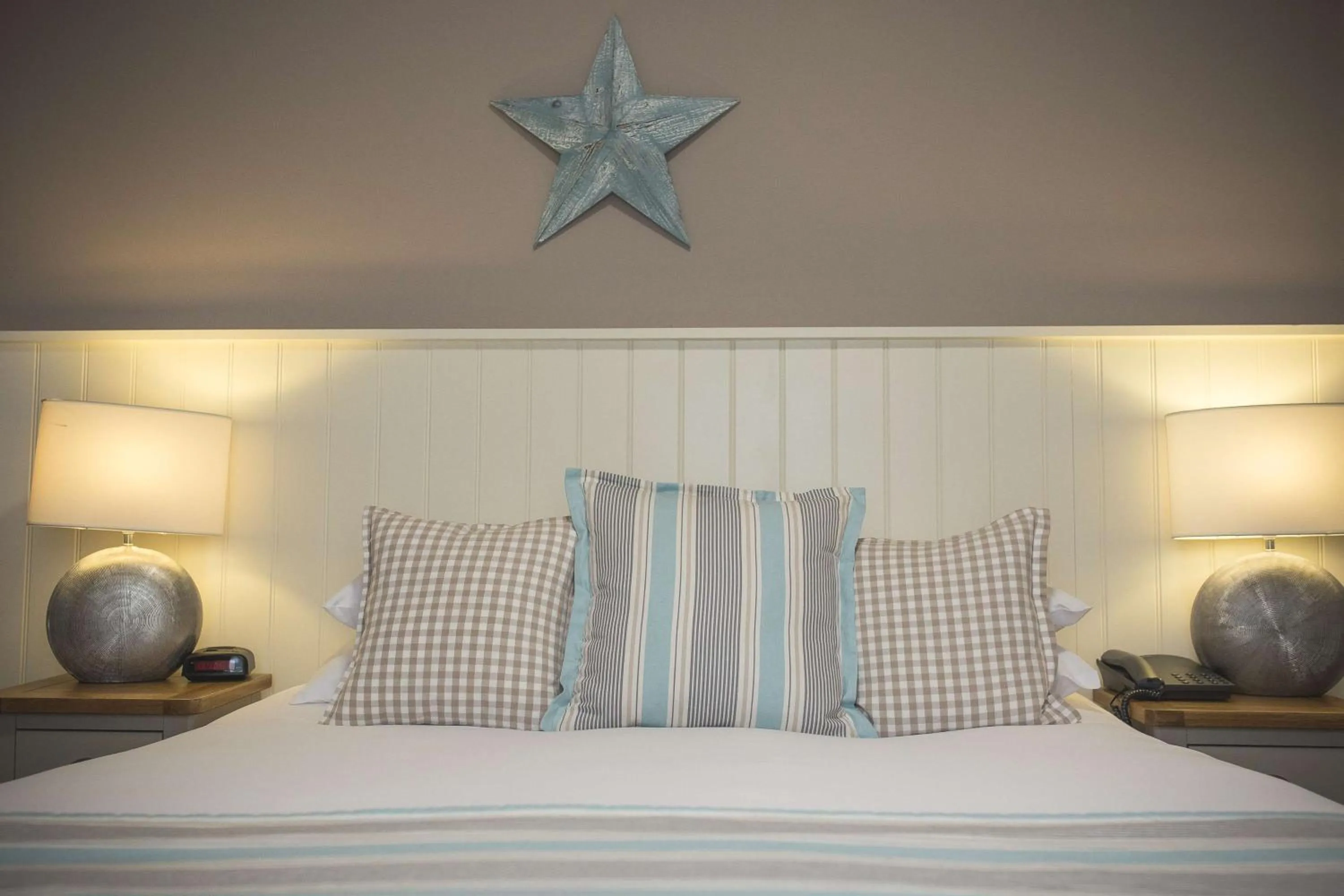 Photo of the whole room, Bed in George Hotel, BW Signature Collection