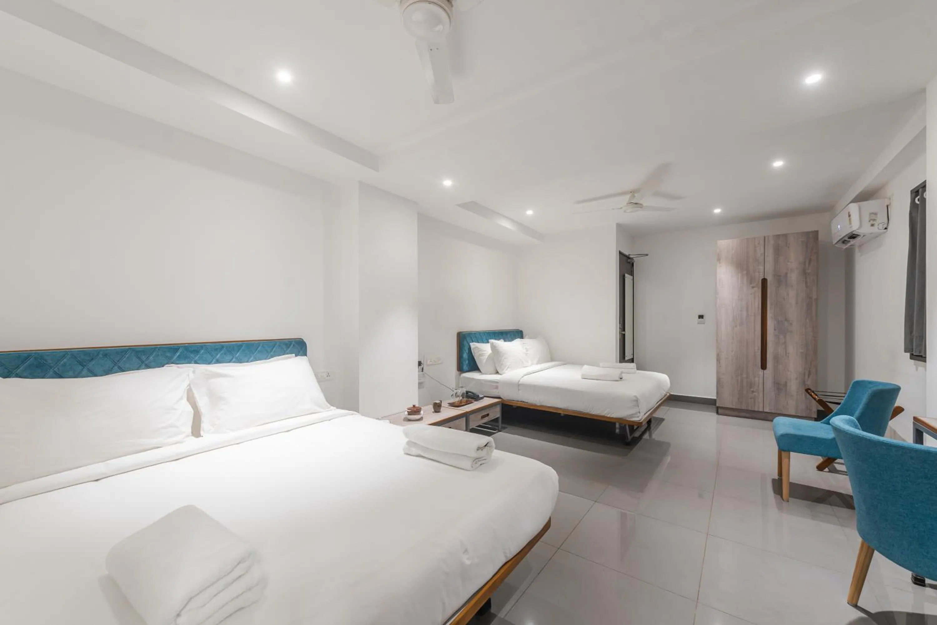 Photo of the whole room, Bed in Shoolin Palace