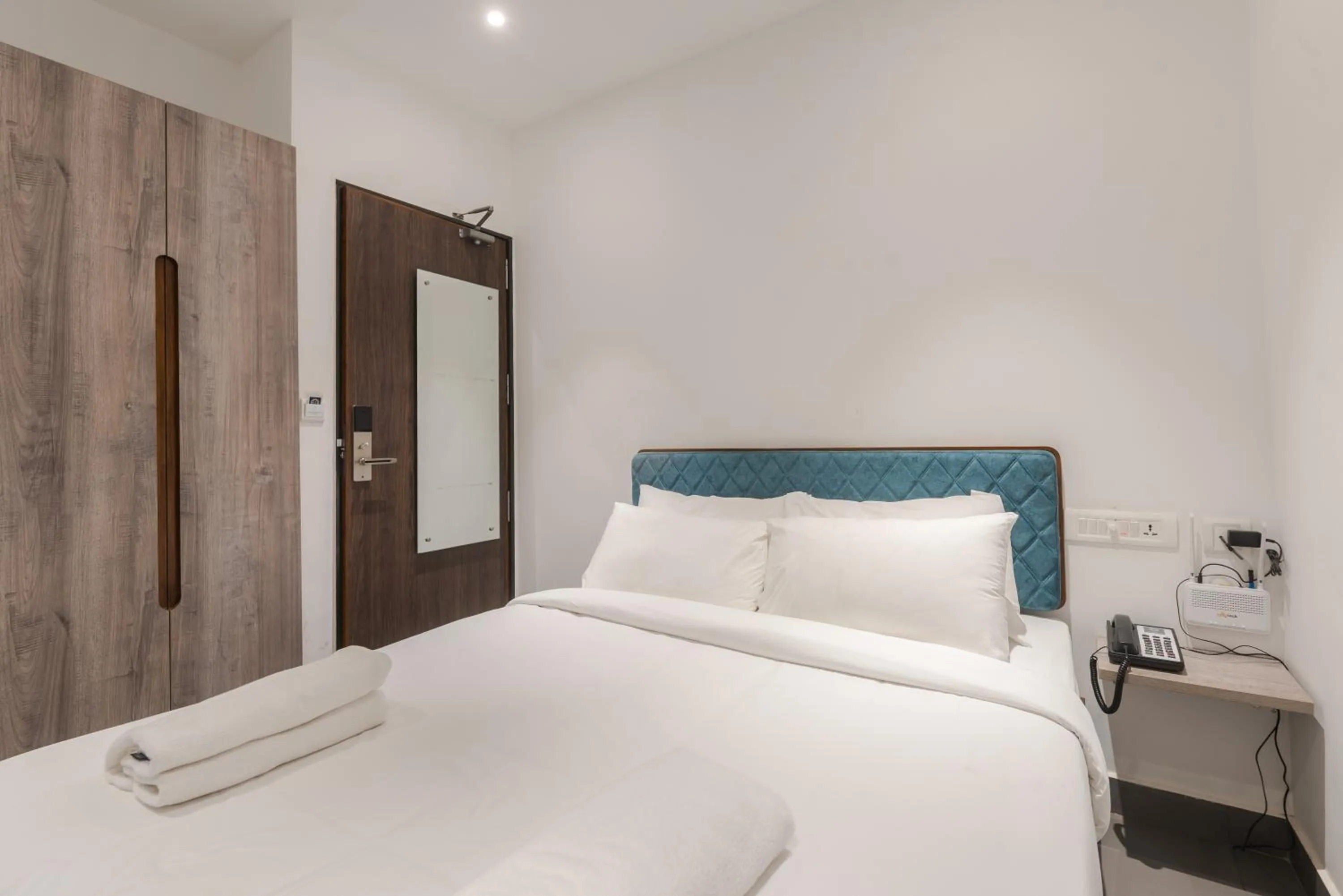 Photo of the whole room, Bed in Shoolin Palace