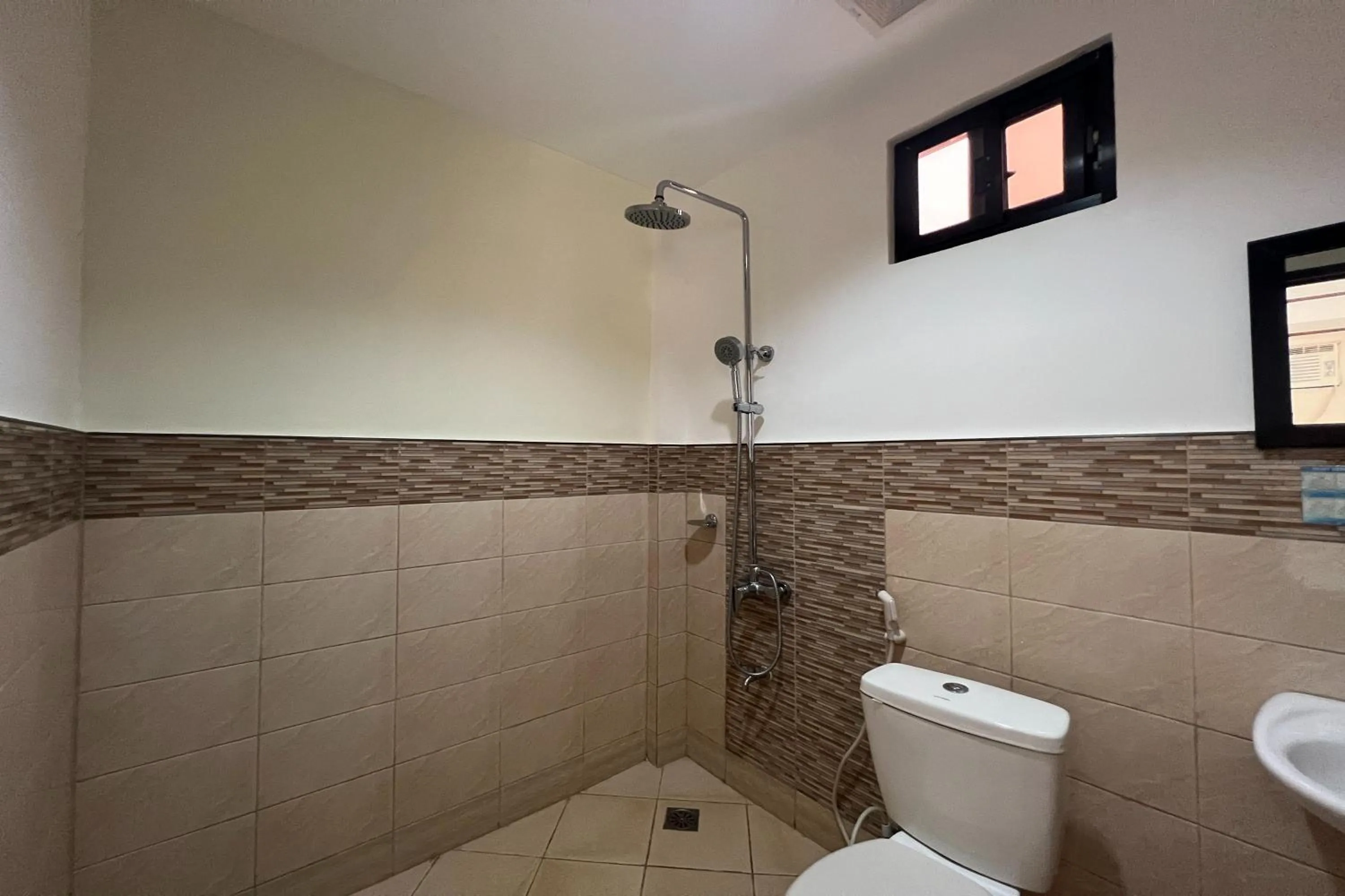 Bathroom in Dinah's Tourist Inn Puerto Princesa