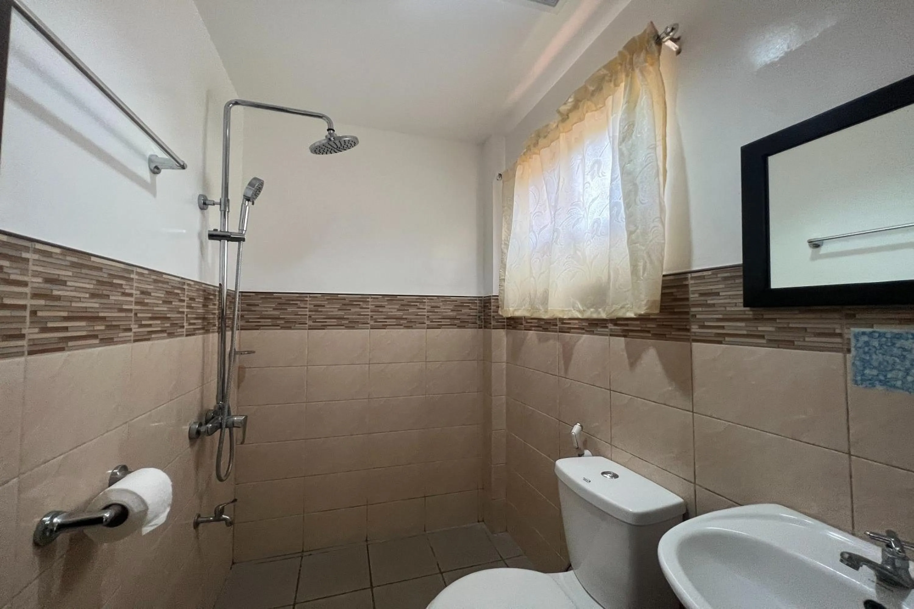 Bathroom in Dinah's Tourist Inn Puerto Princesa