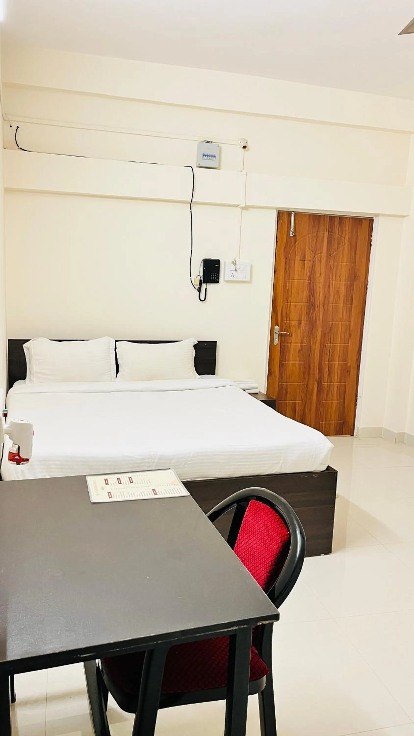 Seating area, Bed in Queen's Residency