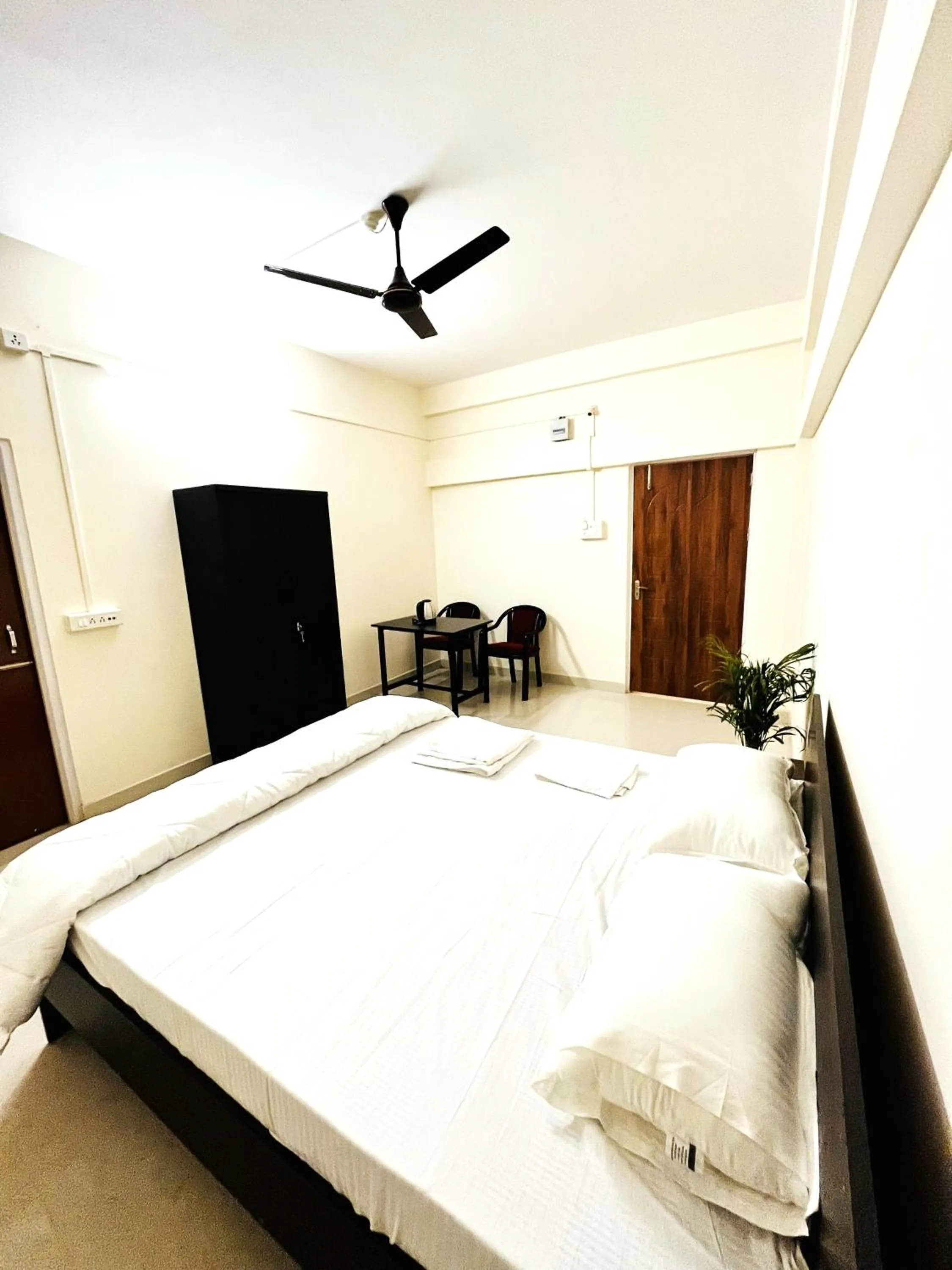 Bedroom, Bed in Queen's Residency