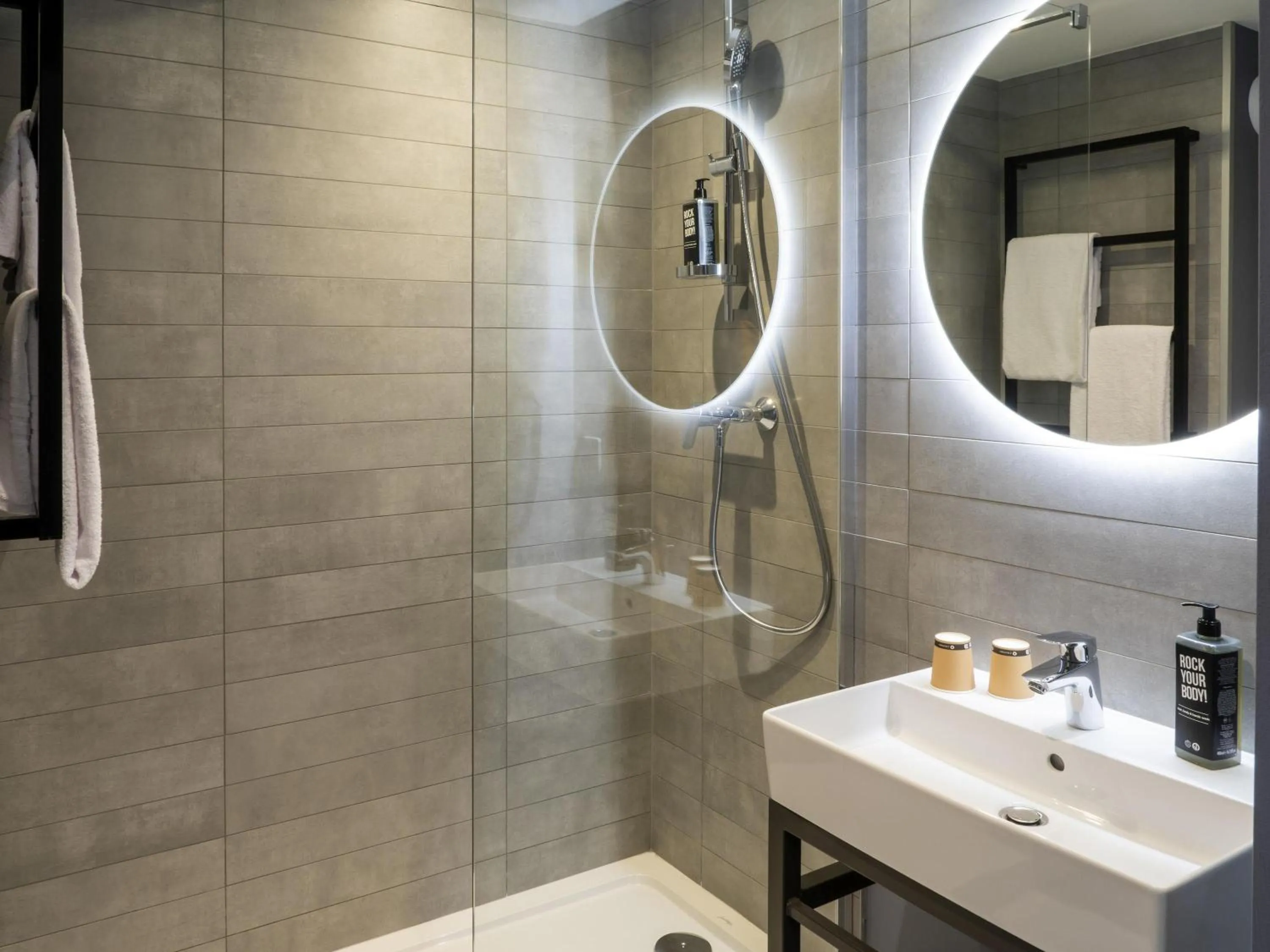 Bedroom in ibis Saint Paul Trois Chateaux