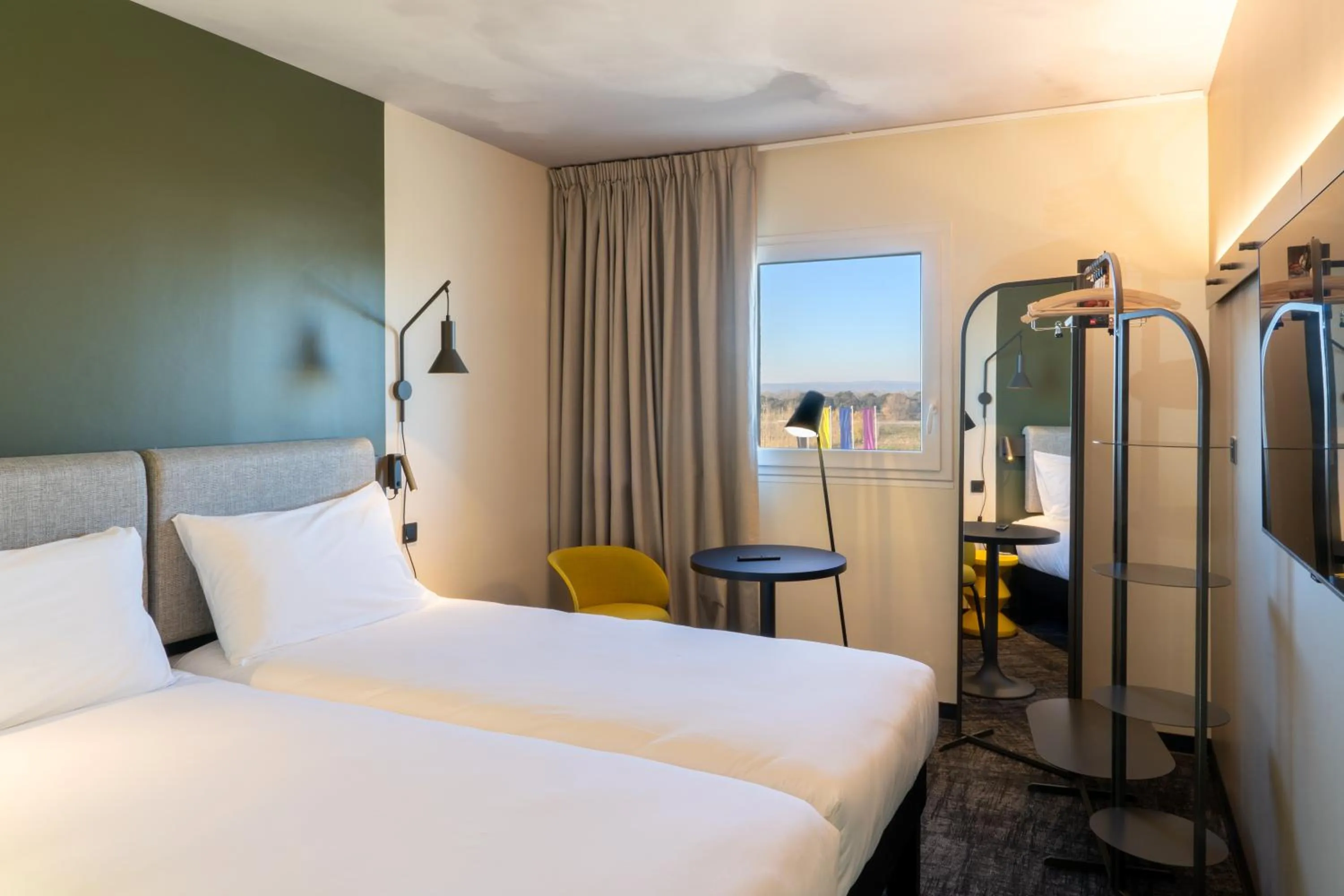 Bedroom, Bed in ibis Saint Paul Trois Chateaux