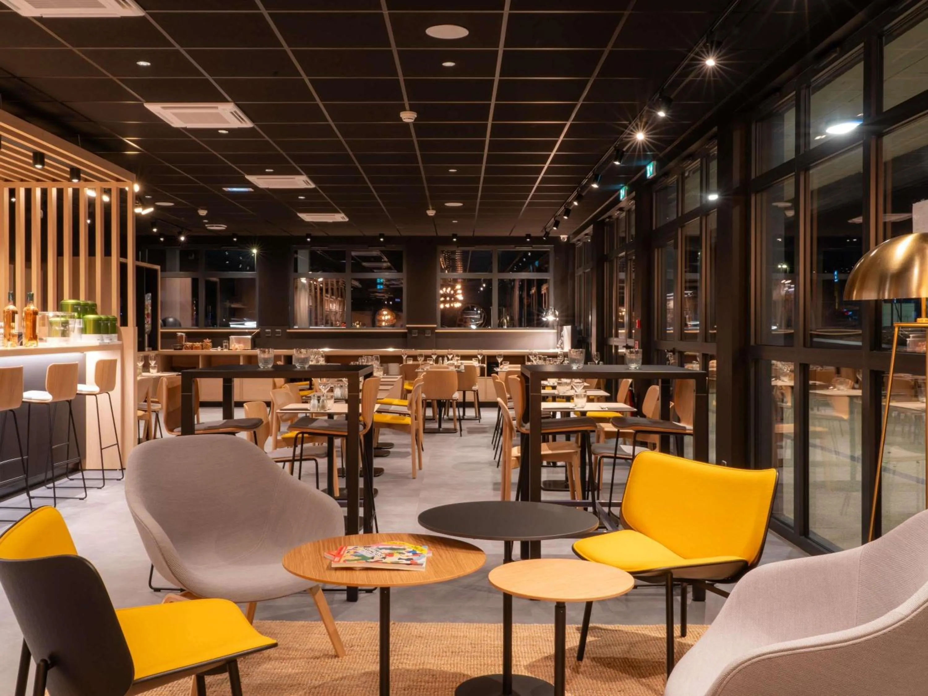 Lounge or bar in ibis Saint Paul Trois Chateaux