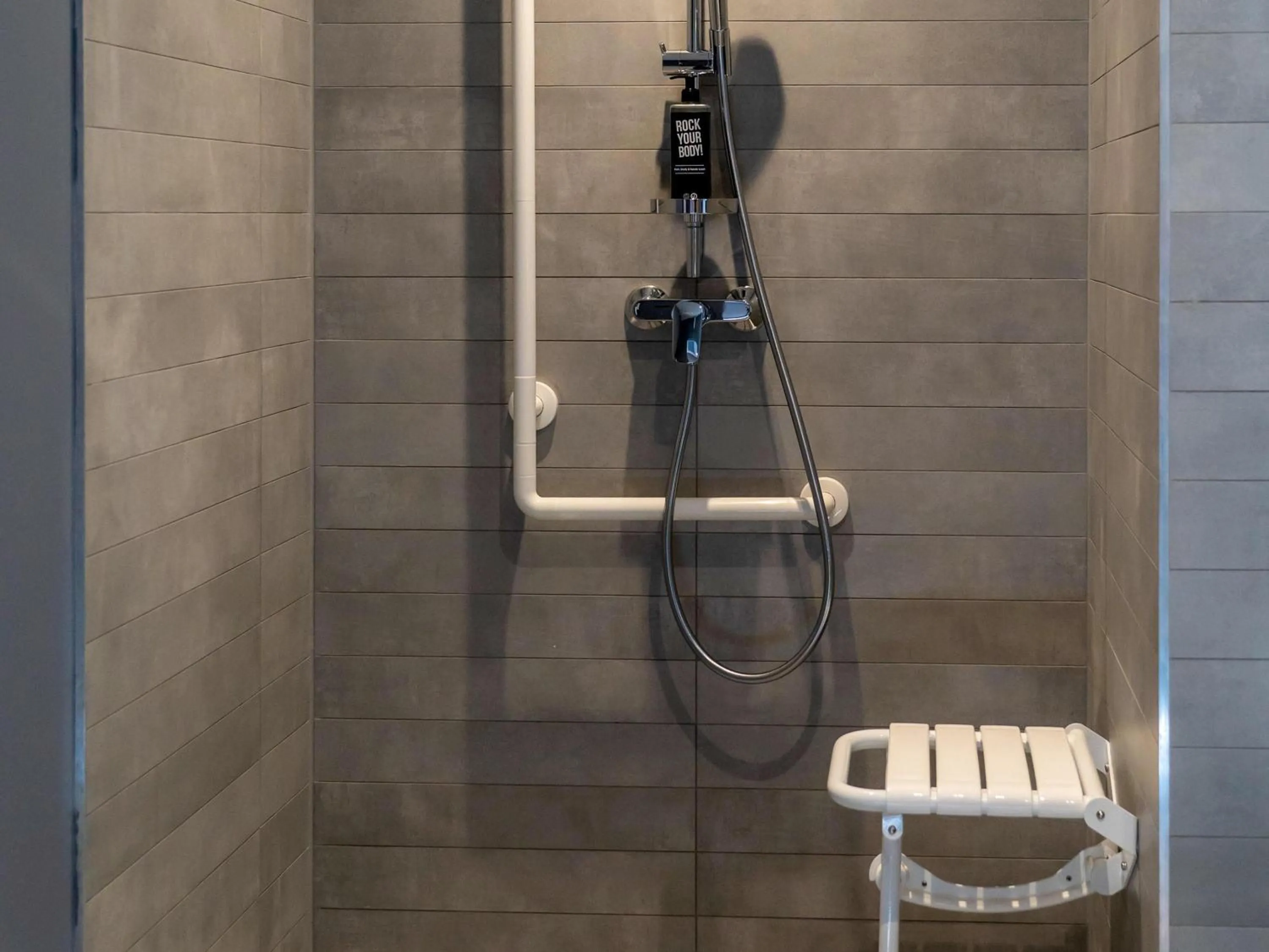 Bedroom in ibis Saint Paul Trois Chateaux