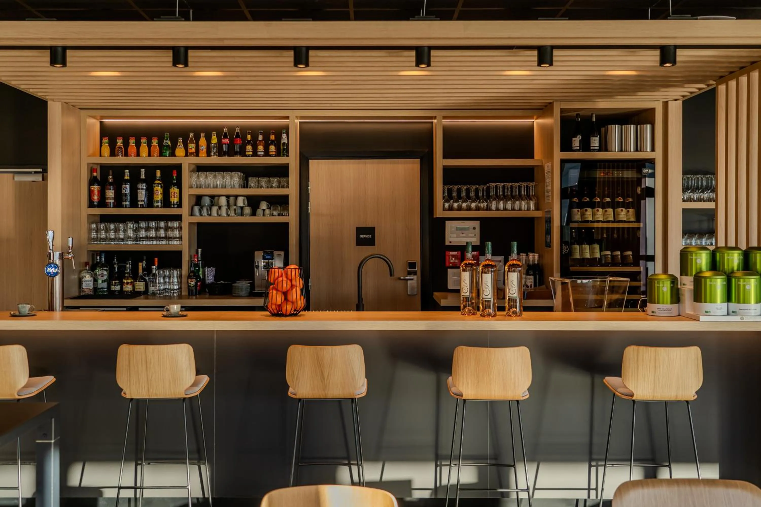 Lounge or bar in ibis Saint Paul Trois Chateaux