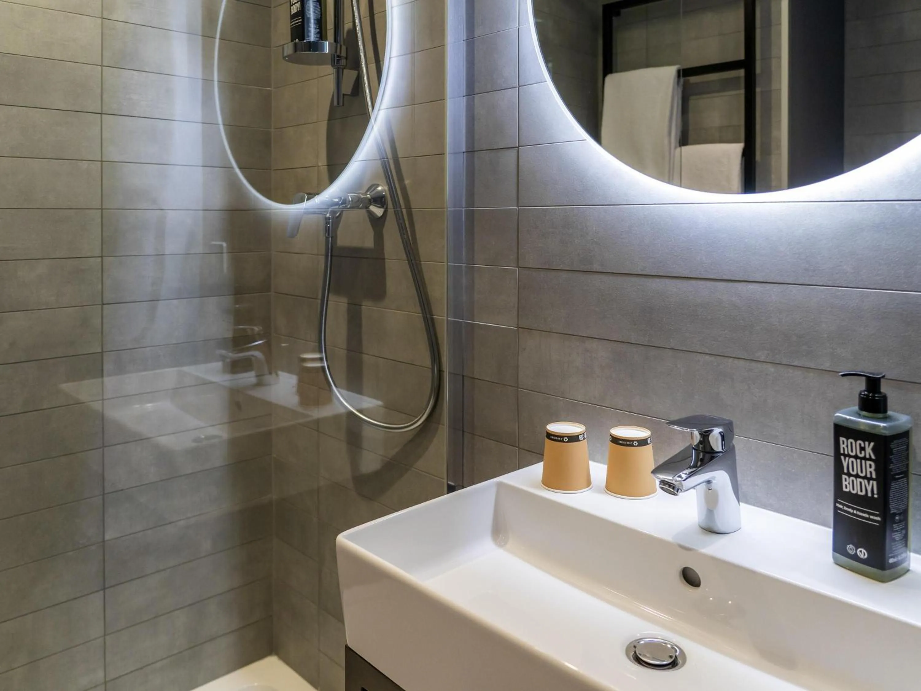 Bedroom in ibis Saint Paul Trois Chateaux