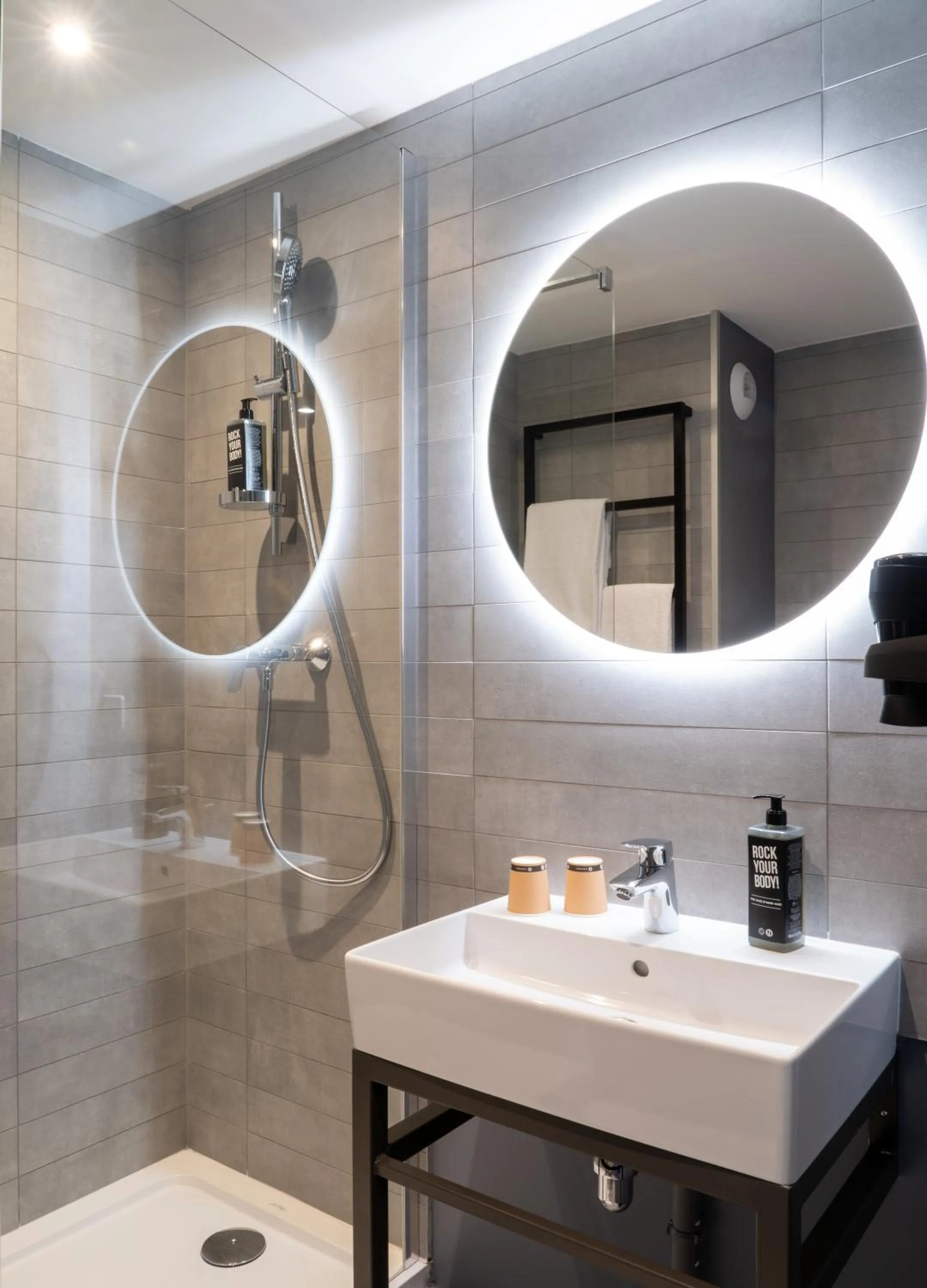 Bathroom in ibis Saint Paul Trois Chateaux