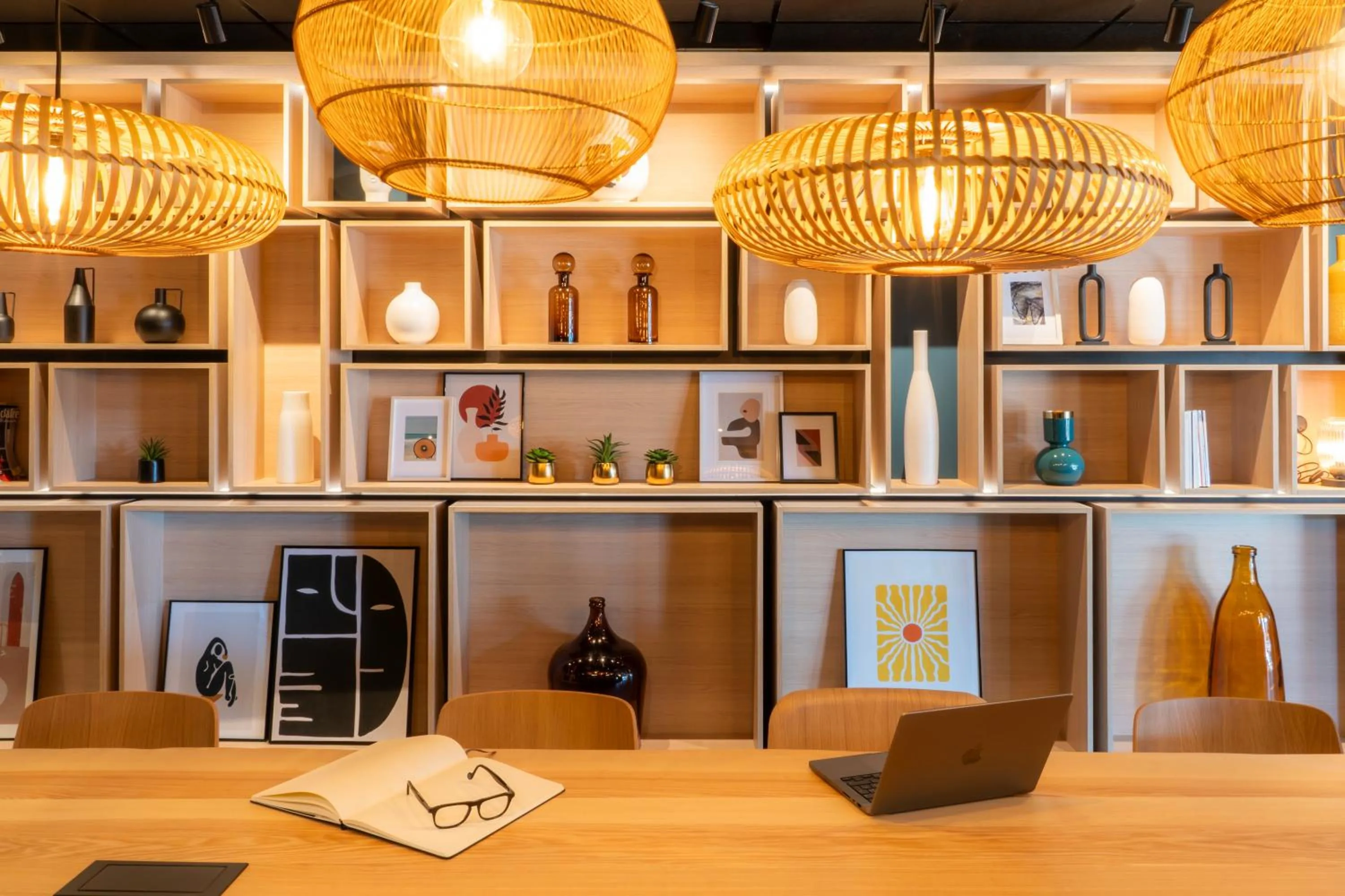 Seating area in ibis Saint Paul Trois Chateaux