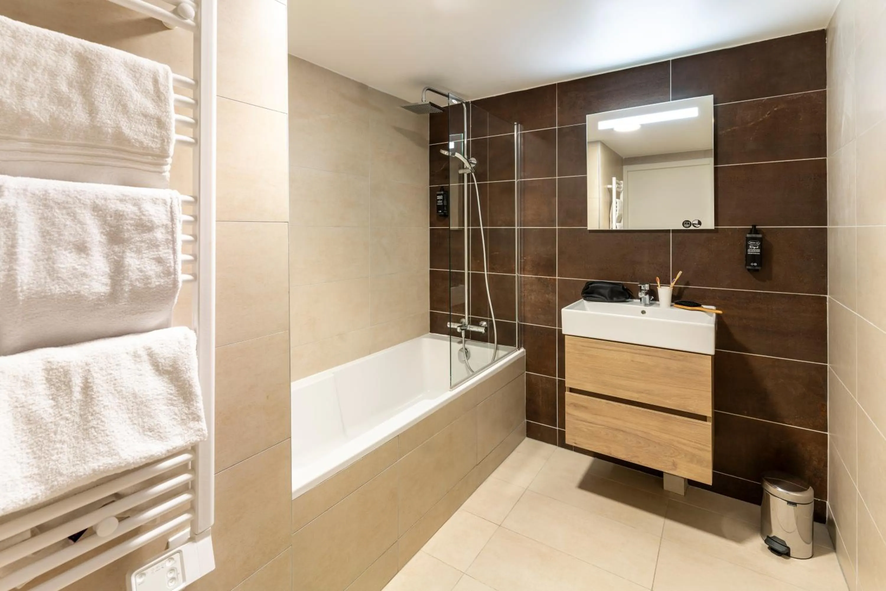 Shower in ibis Styles Cabriès Aix-en-Provence TGV