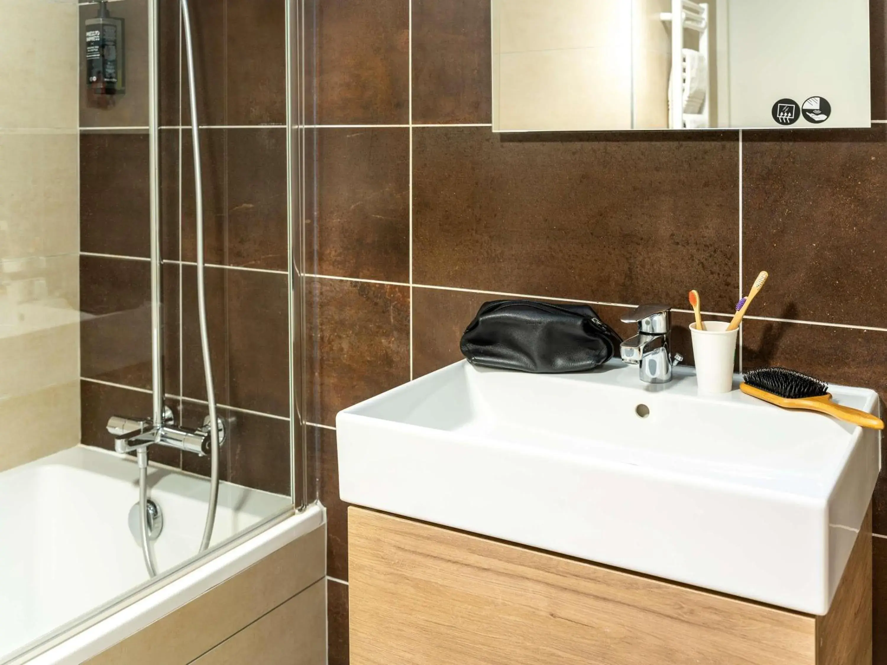 Standard Twin Room with Balcony in ibis Styles Cabriès Aix-en-Provence TGV Standard Twin Room with Balcony in ibis Styles Cabriès Aix-en-Provence TGV