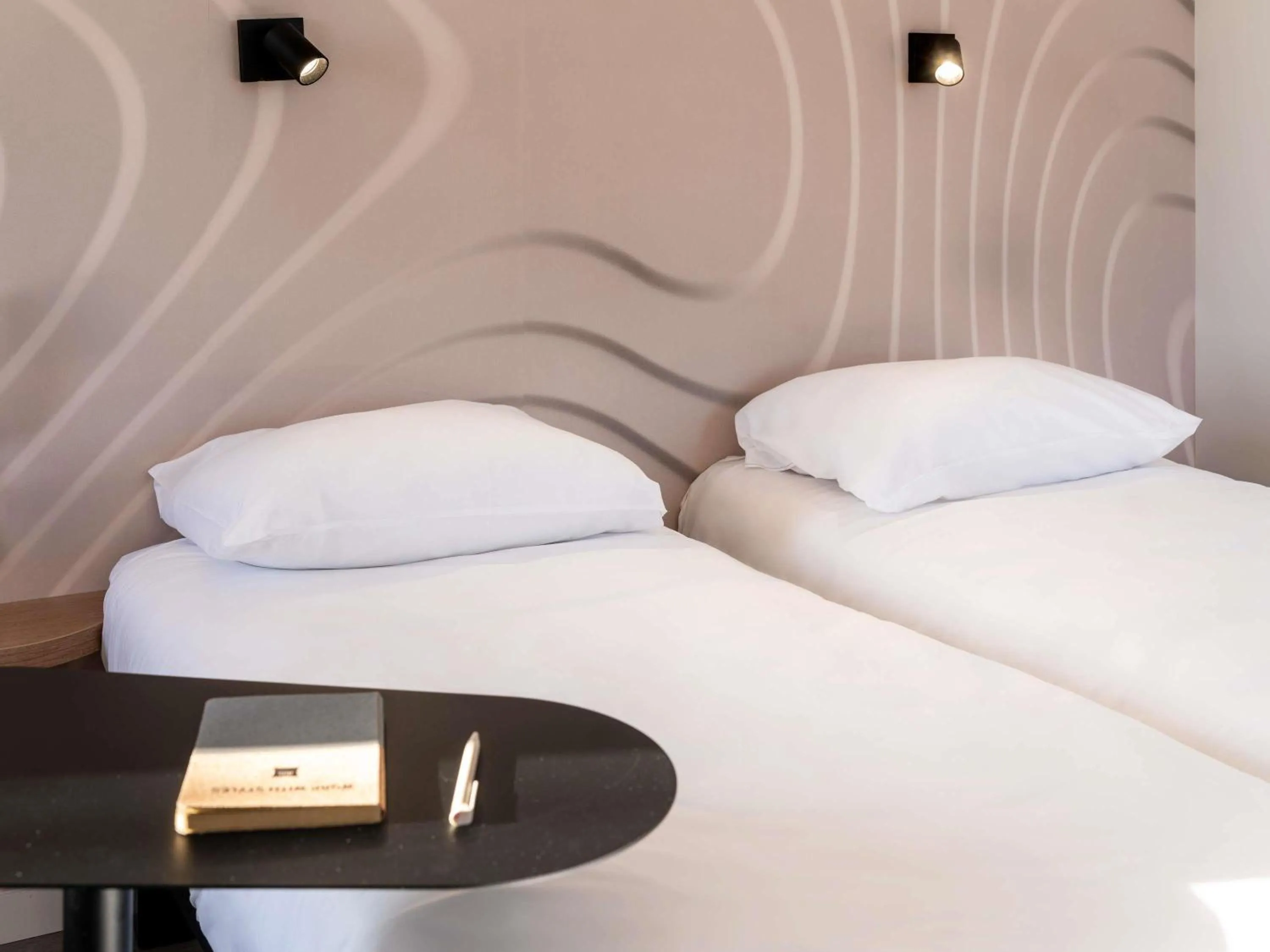 Bedroom, Bed in ibis Styles Cabriès Aix-en-Provence TGV