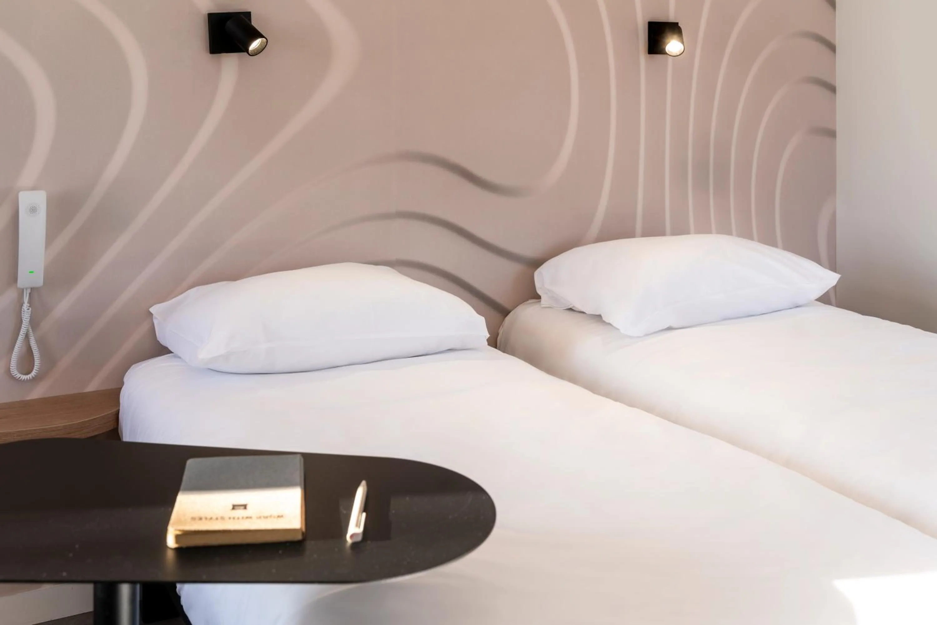 Bedroom, Bed in ibis Styles Cabriès Aix-en-Provence TGV