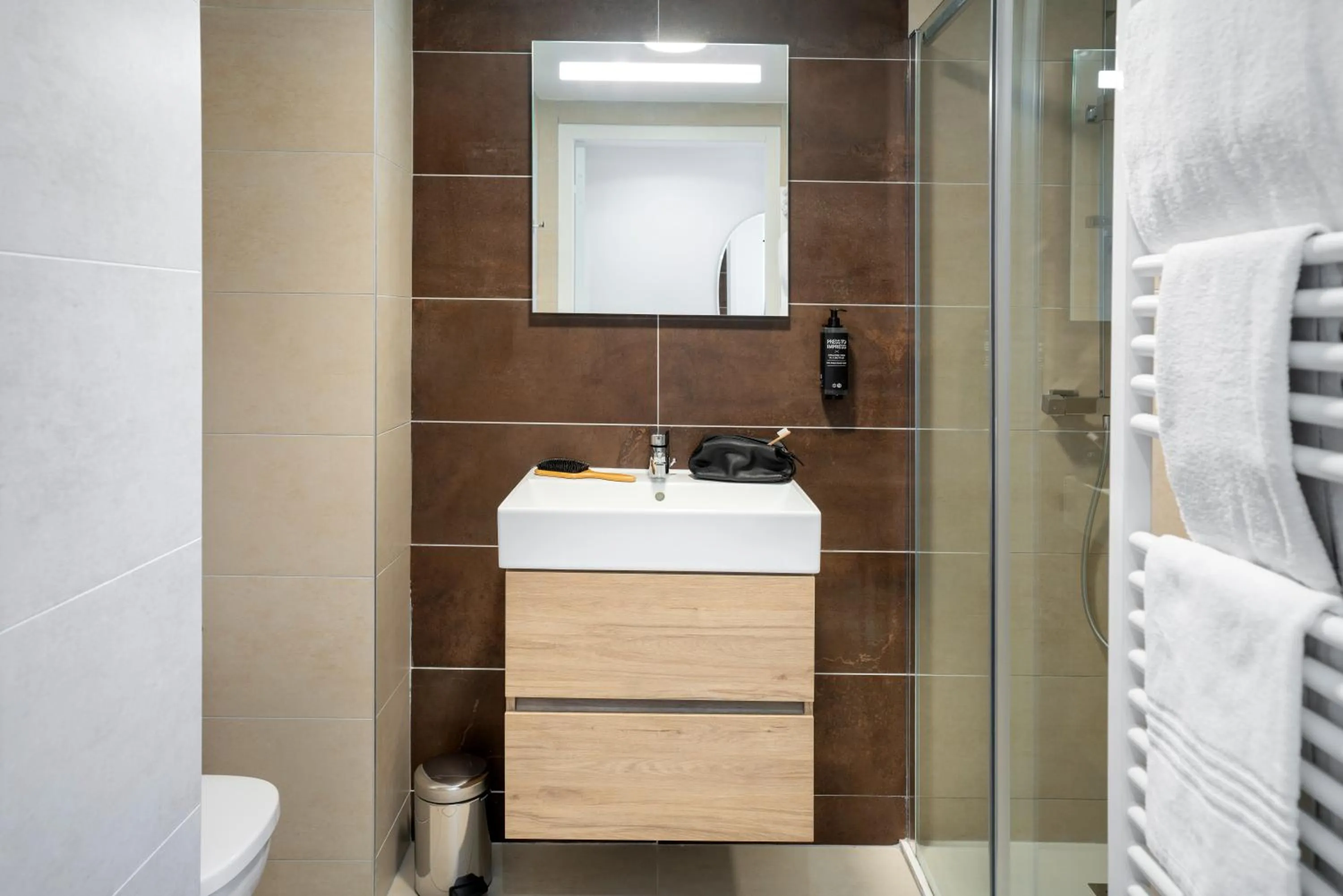 Shower in ibis Styles Cabriès Aix-en-Provence TGV