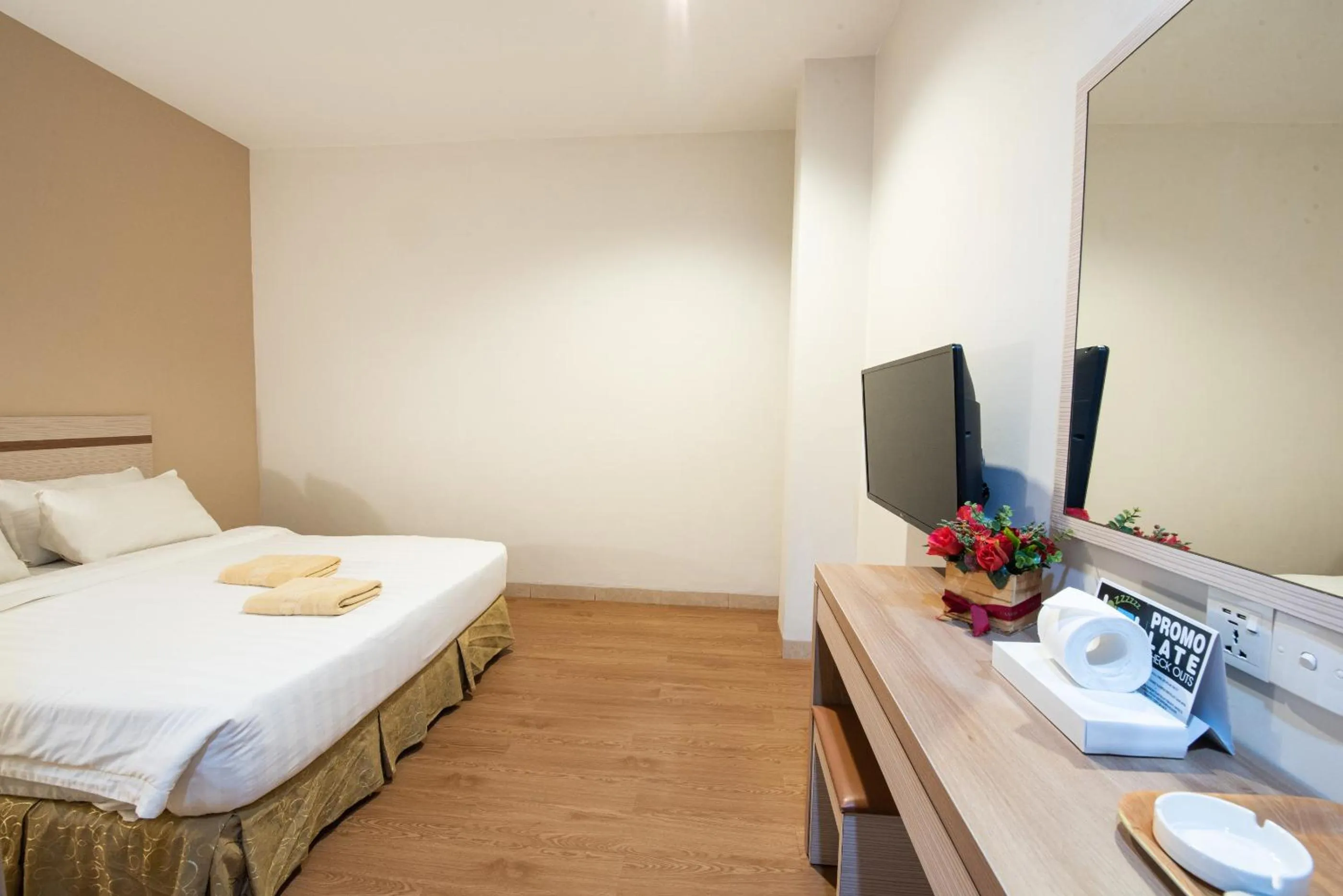 Photo of the whole room in Lovina Inn Penuin