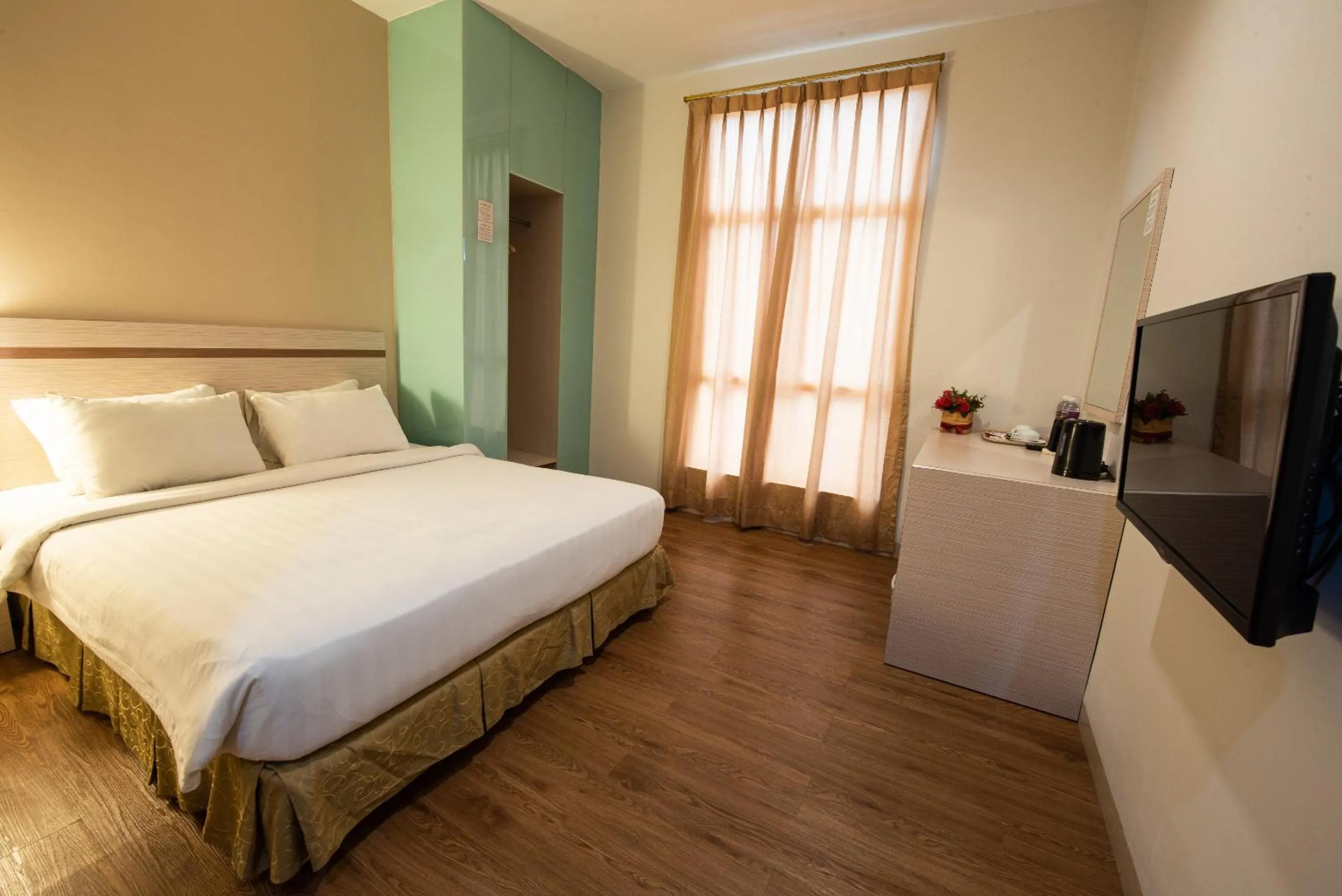 Photo of the whole room in Lovina Inn Penuin