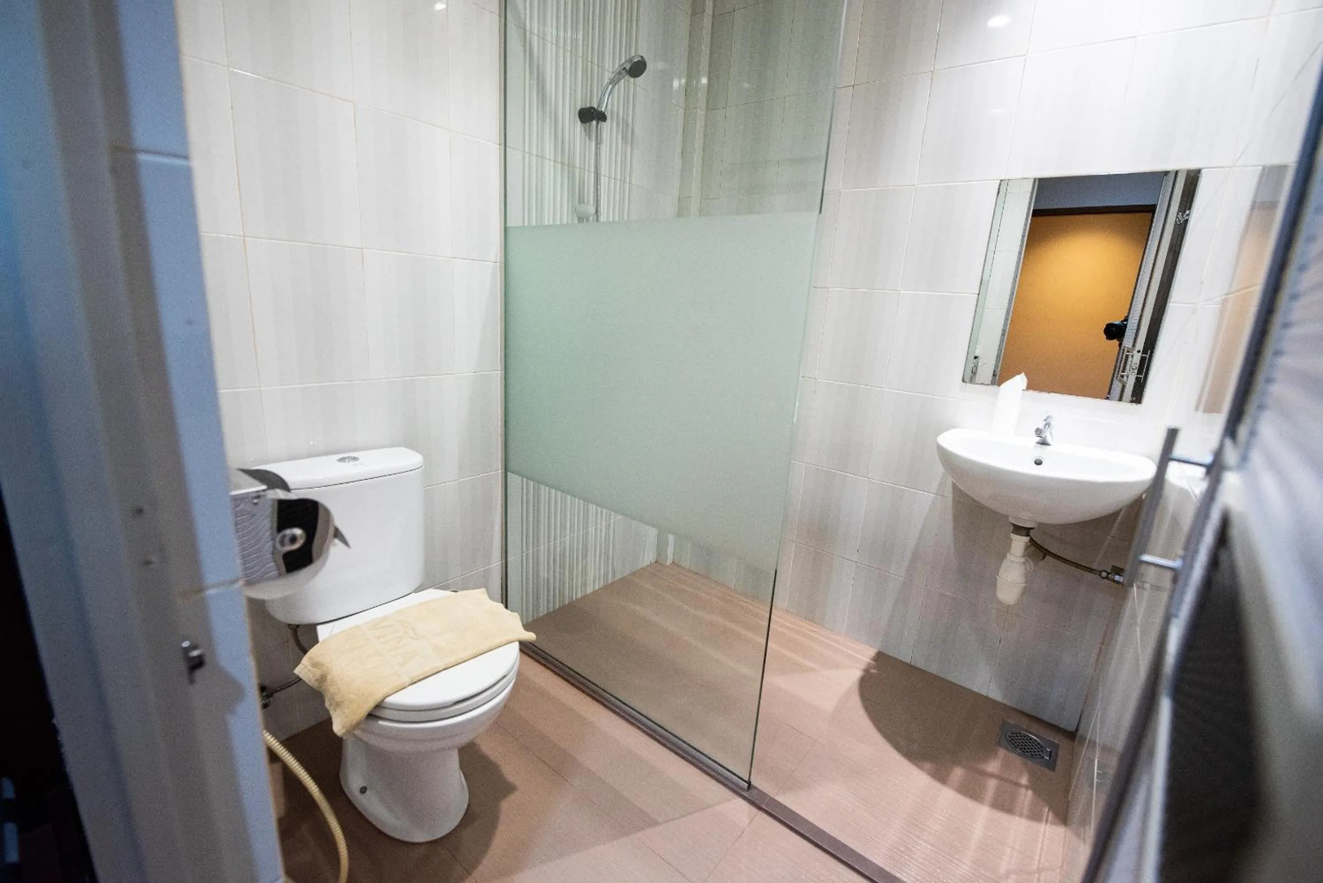 Bathroom in Lovina Inn Penuin