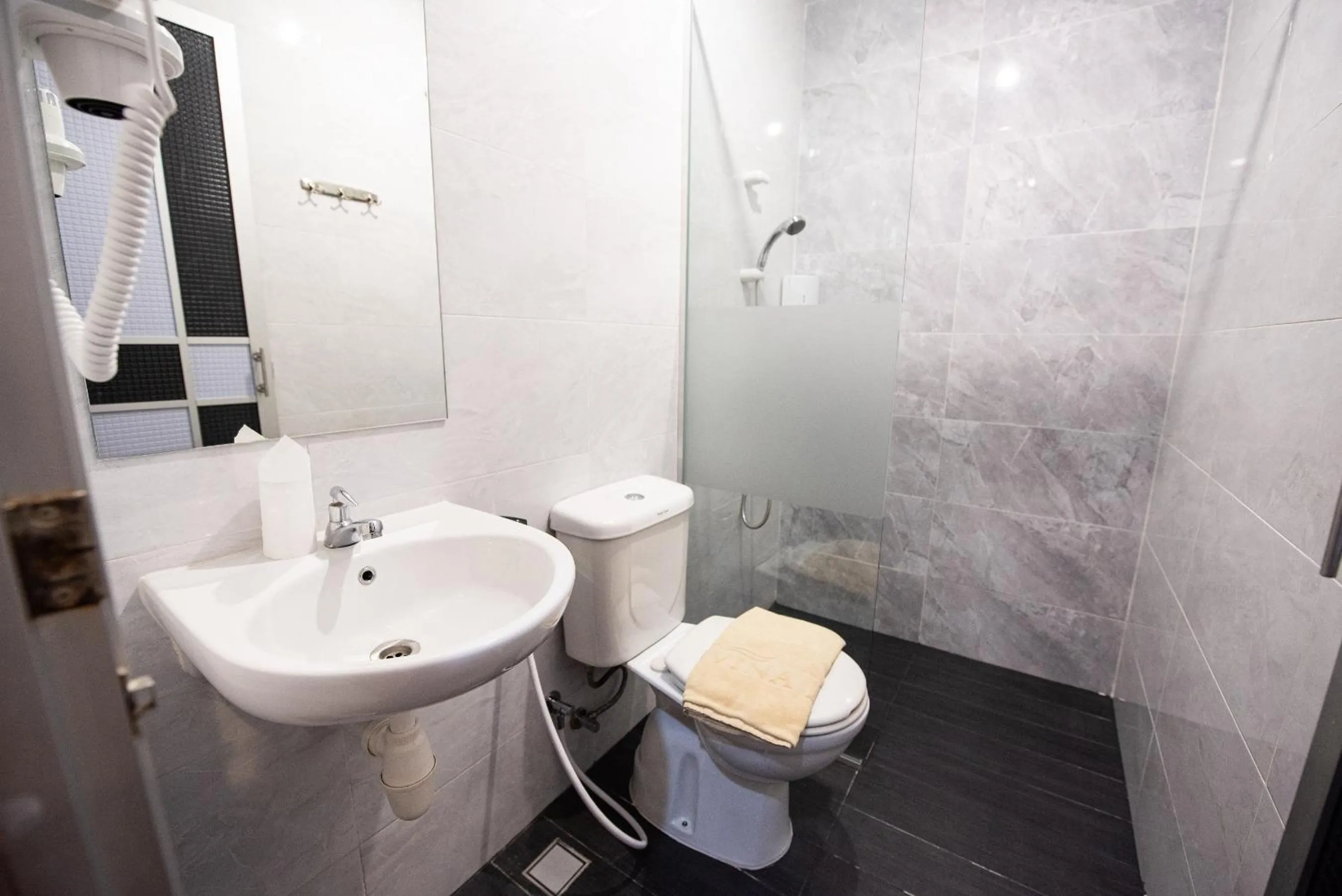 Bathroom in Lovina Inn Penuin