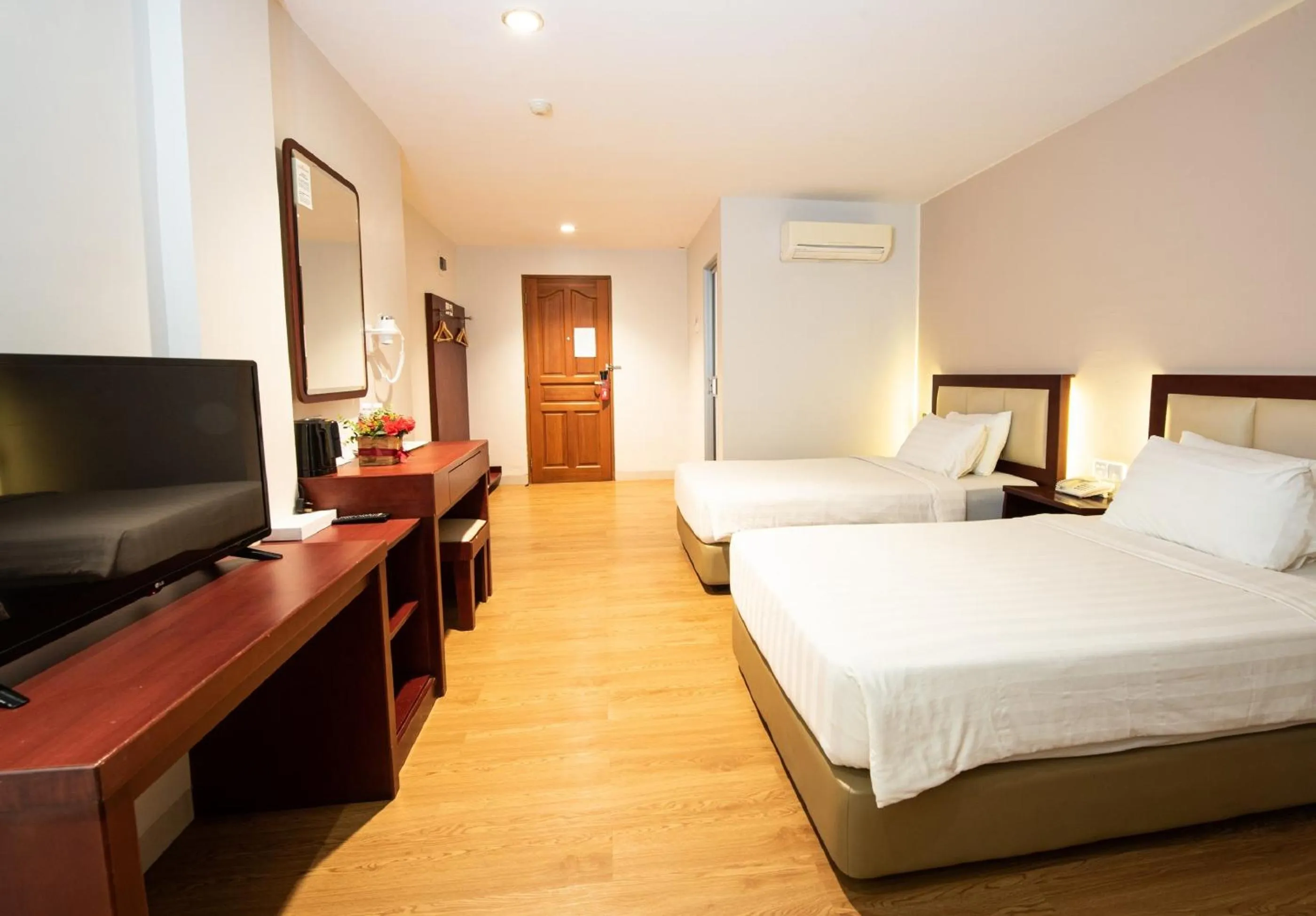 Photo of the whole room in Lovina Inn Penuin