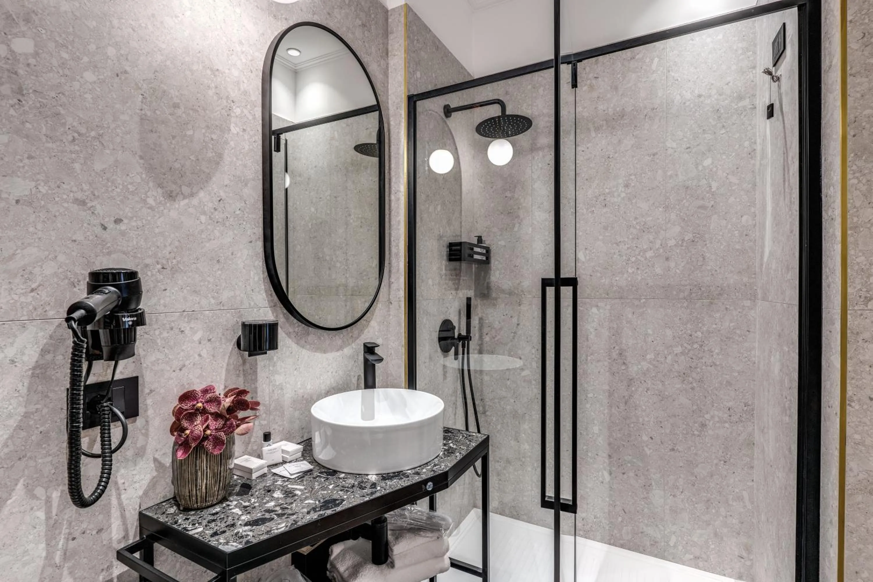 Shower in Residenza Piranesi Boutique Hotel