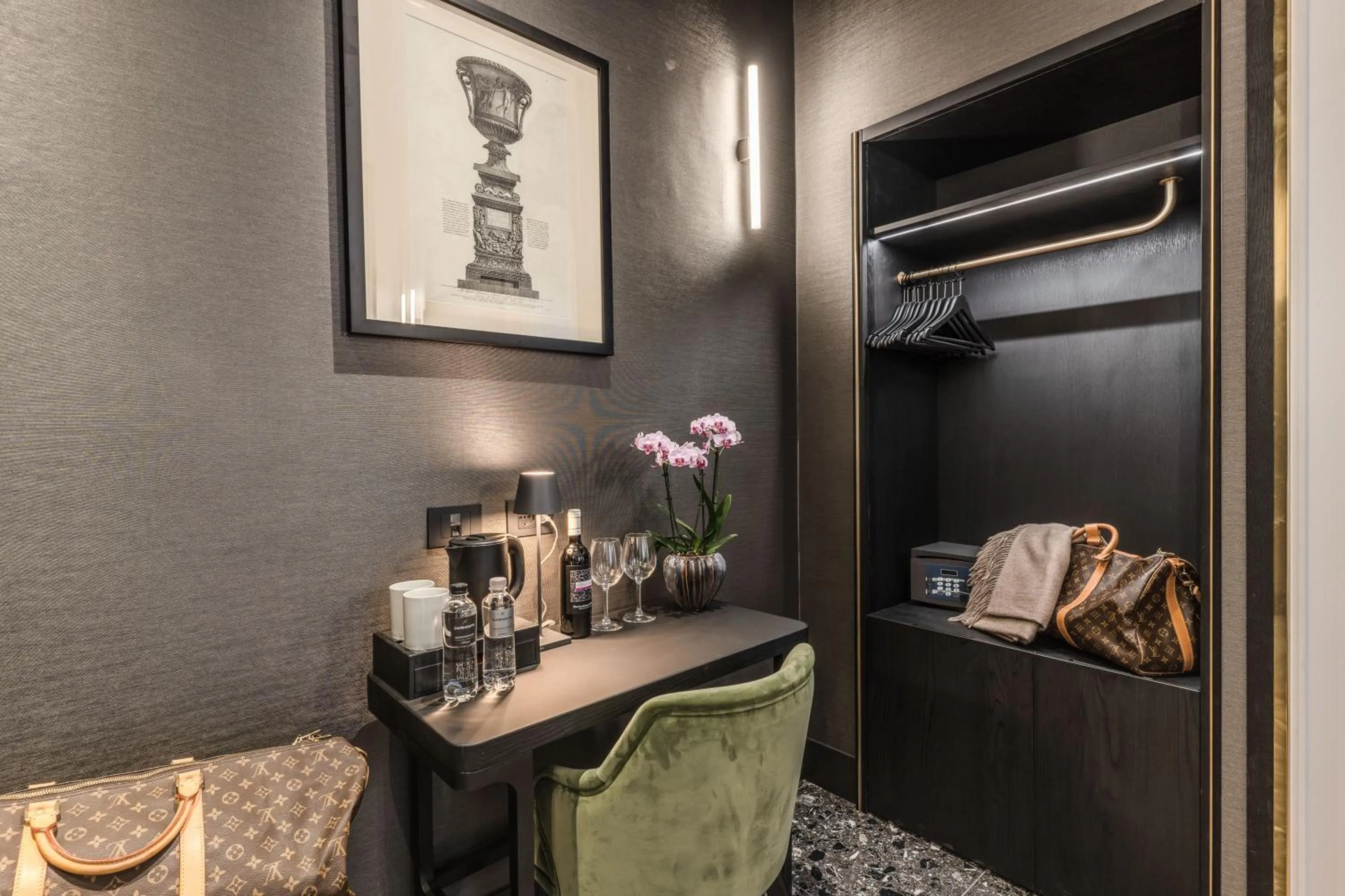 wardrobe in Residenza Piranesi Boutique Hotel