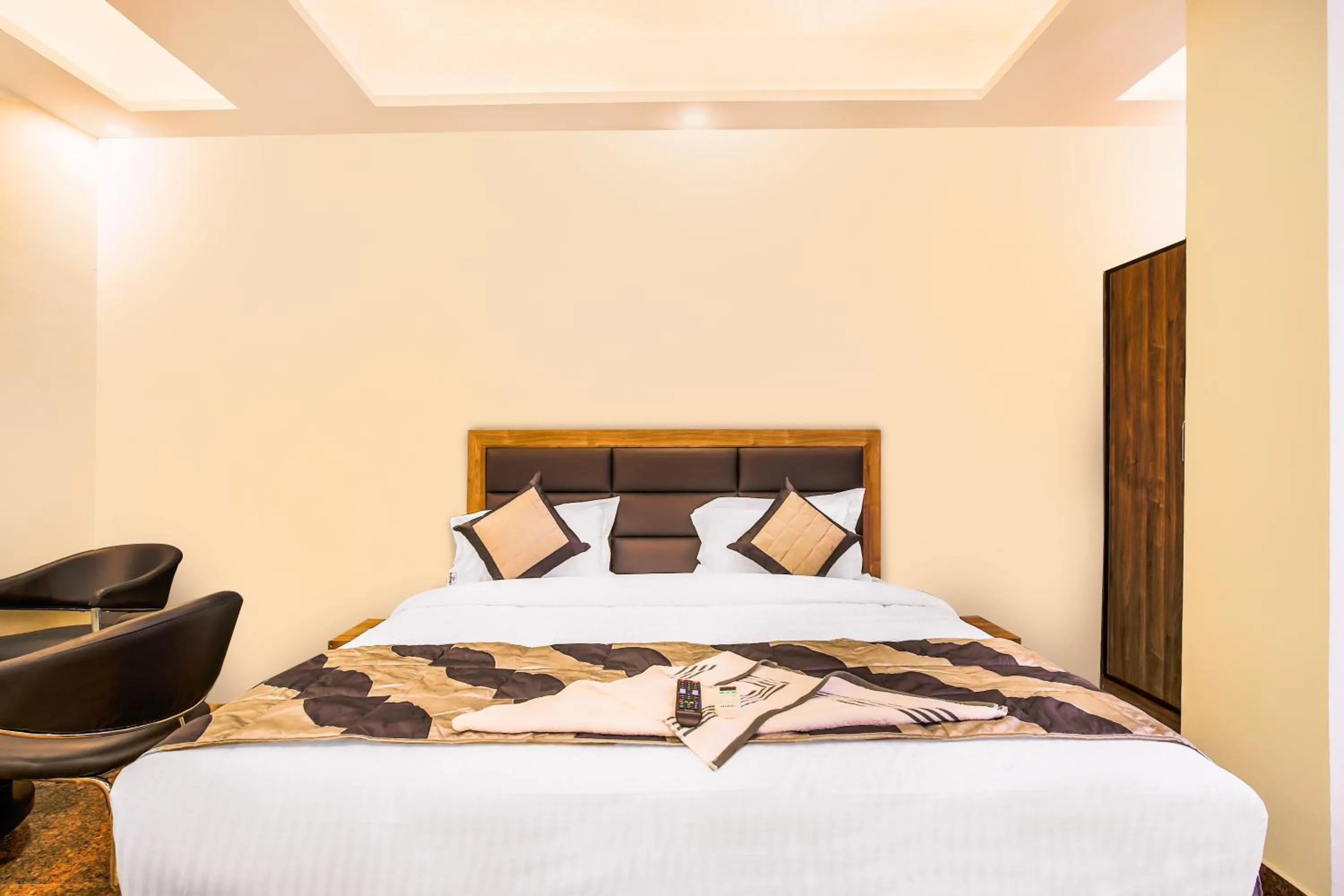 Bedroom, Bed in Embellish Inn